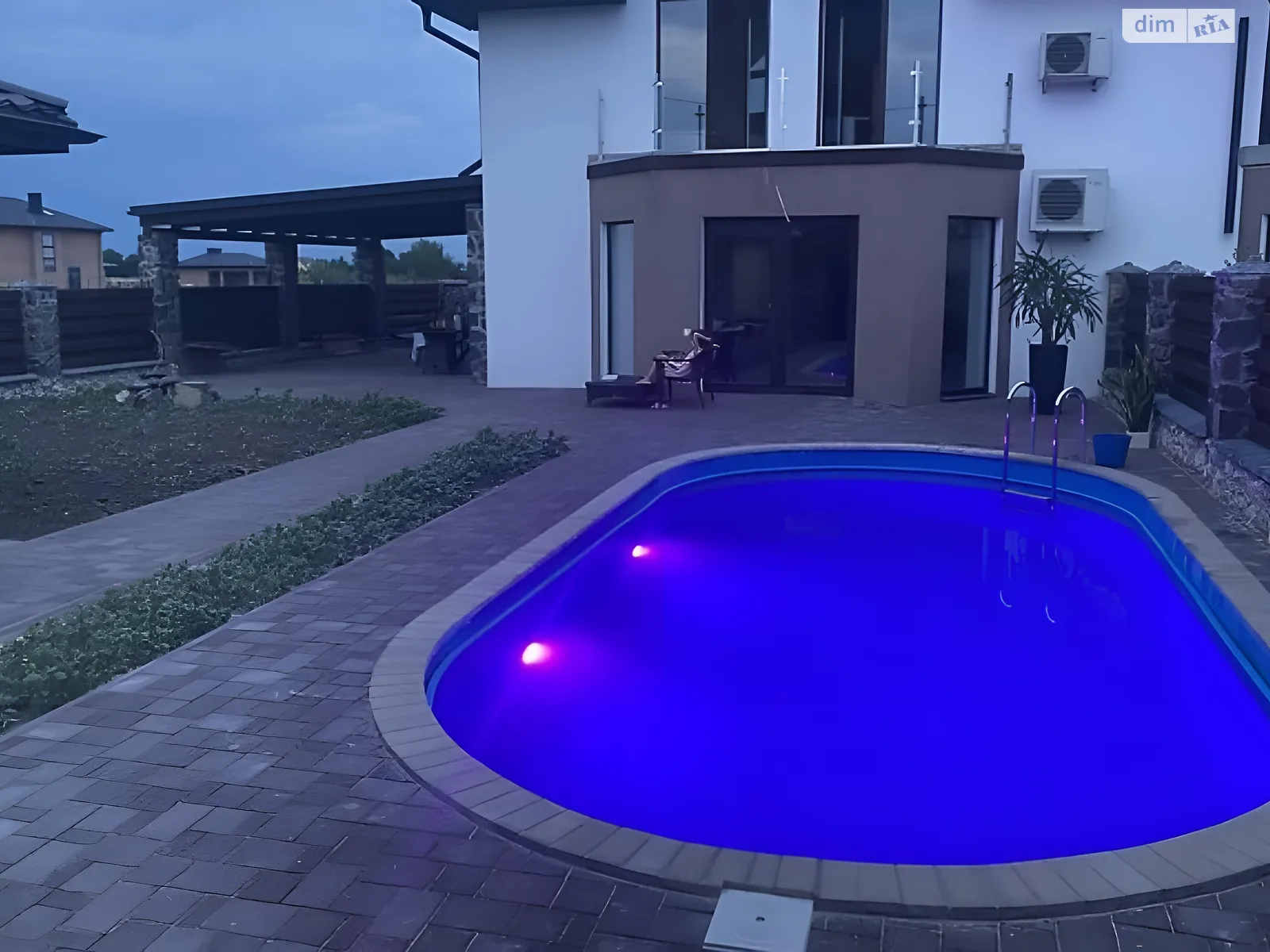 Продается дом на 3 этажа 175 кв. м с участком, цена: 292000 $ - фото 1