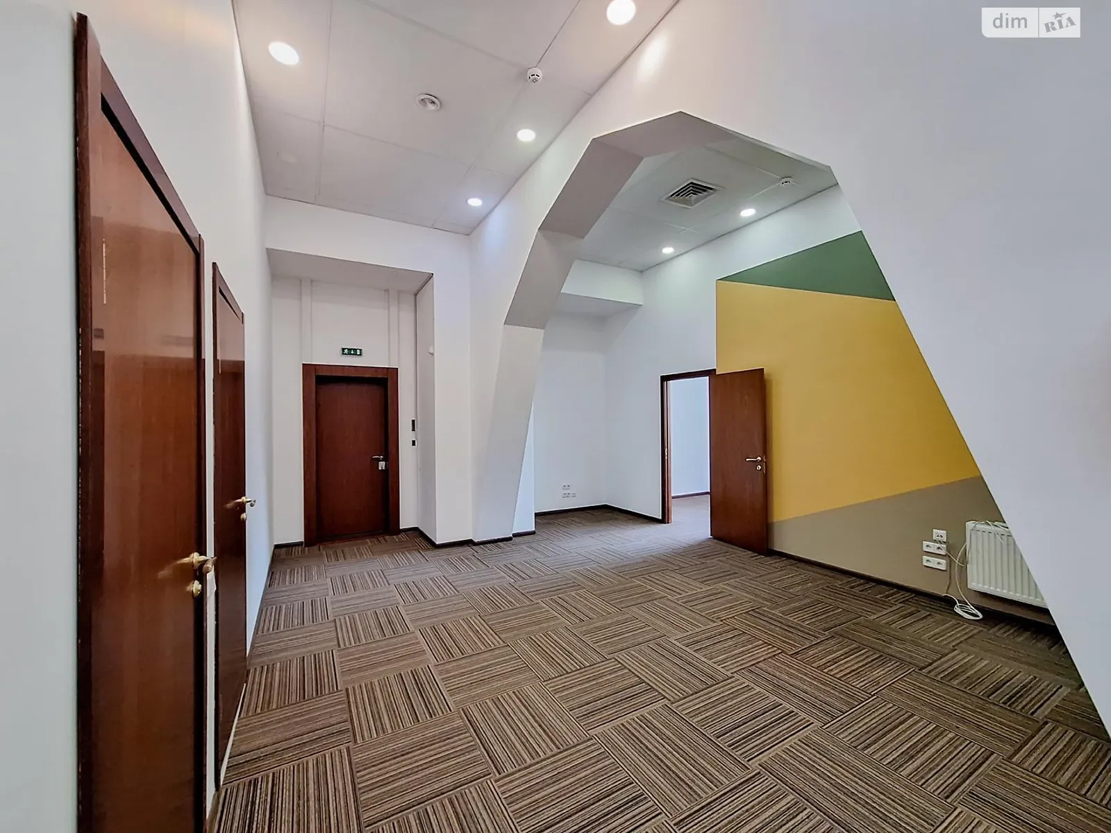 Сдается в аренду офис 260 кв. м в бизнес-центре, цена: 3900 $ - фото 1