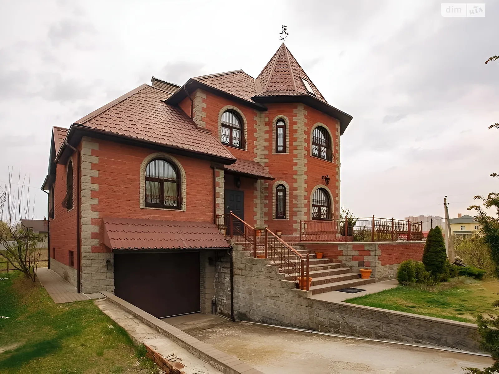 Продается дом на 2 этажа 280 кв. м с камином, цена: 250000 $ - фото 1