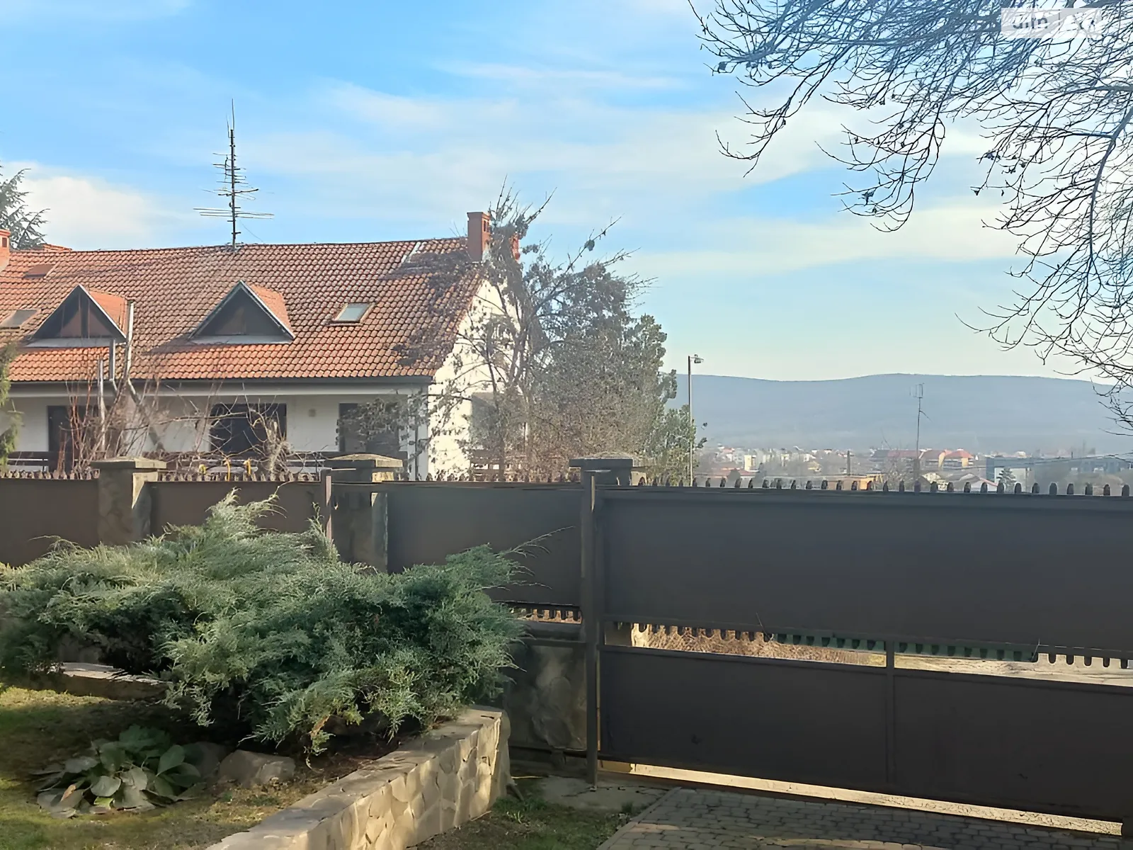 Продается дом на 2 этажа 200 кв. м с беседкой, цена: 200000 € - фото 1