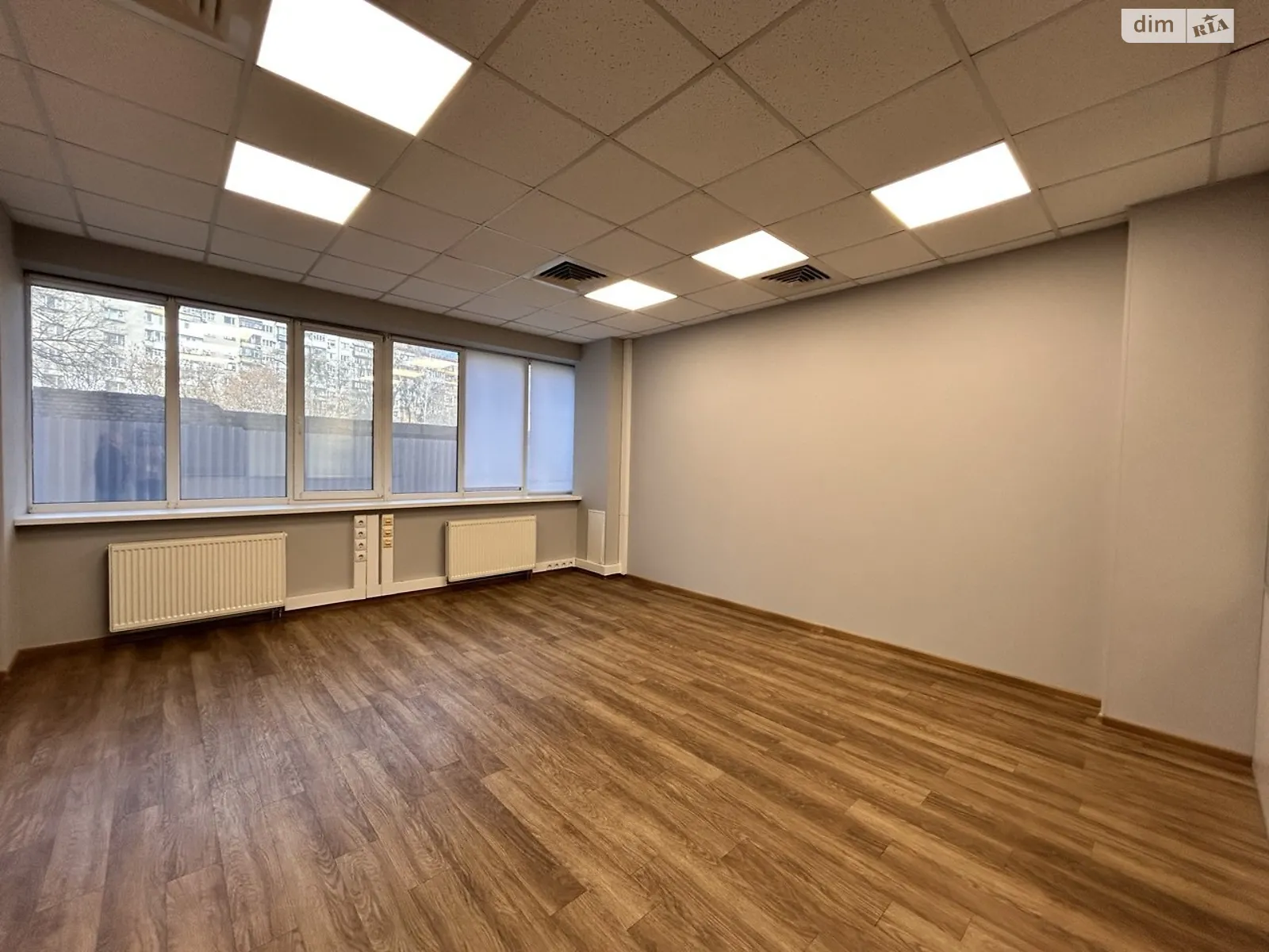 Сдается в аренду офис 145 кв. м в бизнес-центре, цена: 2465 $ - фото 1