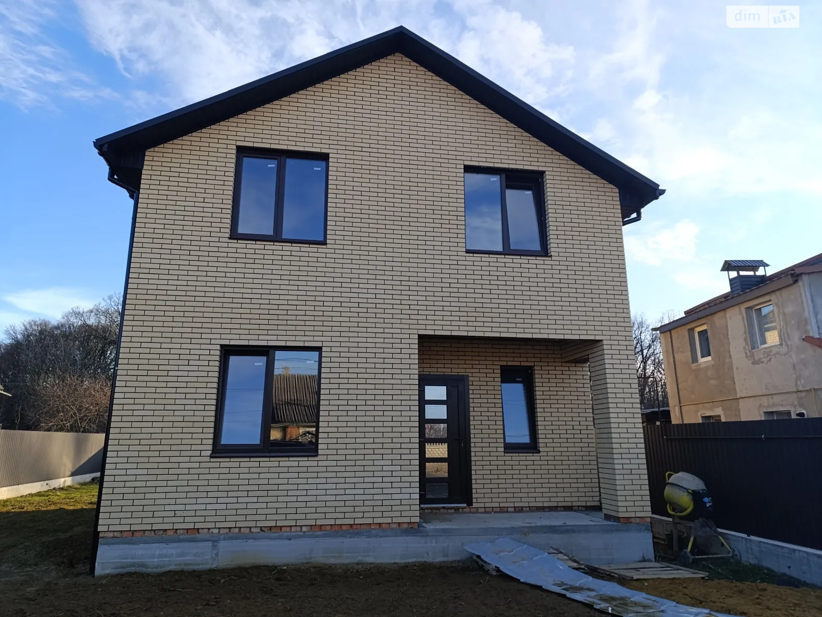 Продается дом на 2 этажа 126 кв. м с гаражом, цена: 81000 $ - фото 1