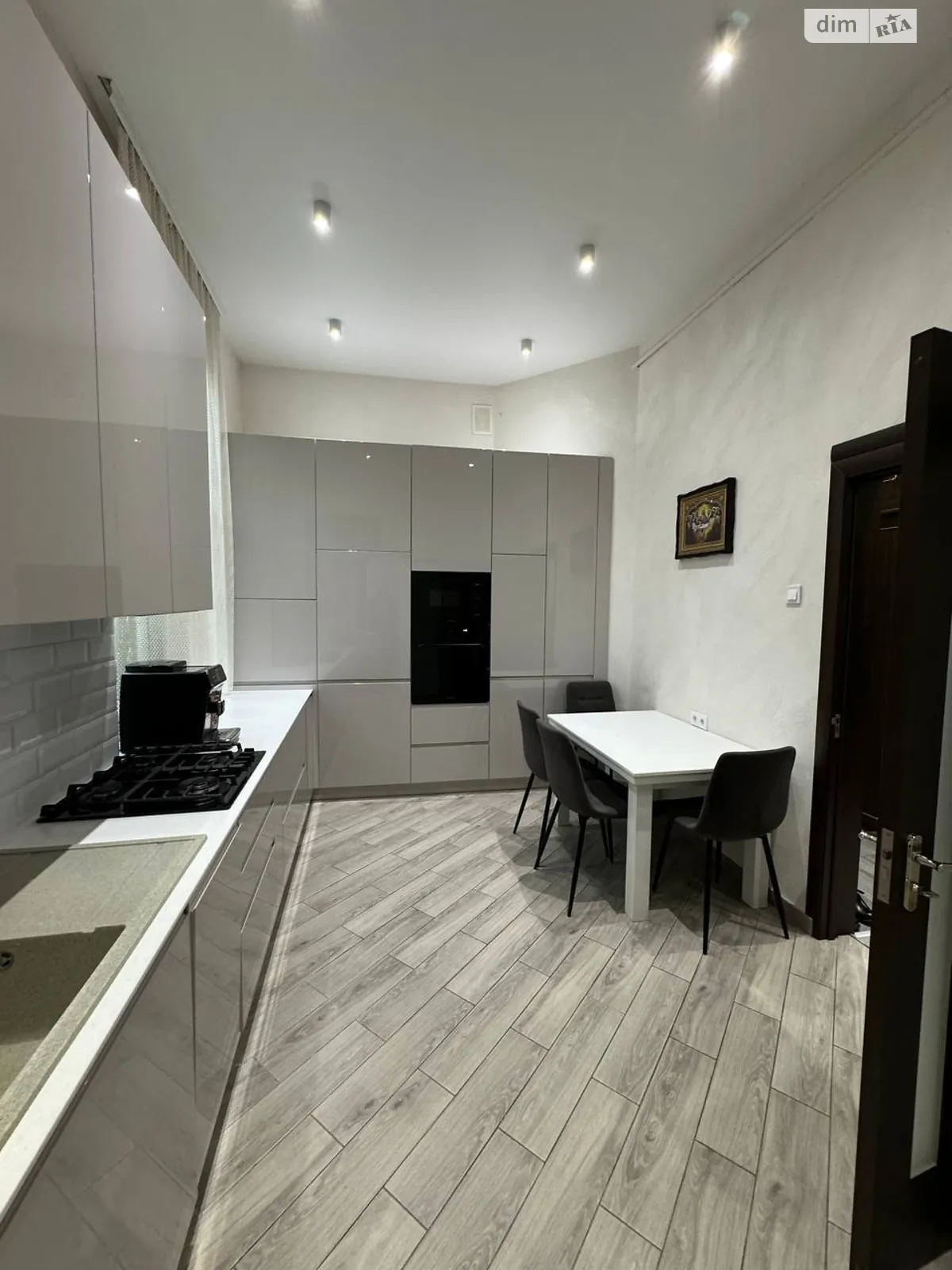 Продается 3-комнатная квартира 85 кв. м в Черновцах, ул. Мицкевича Адама, 1 - фото 1