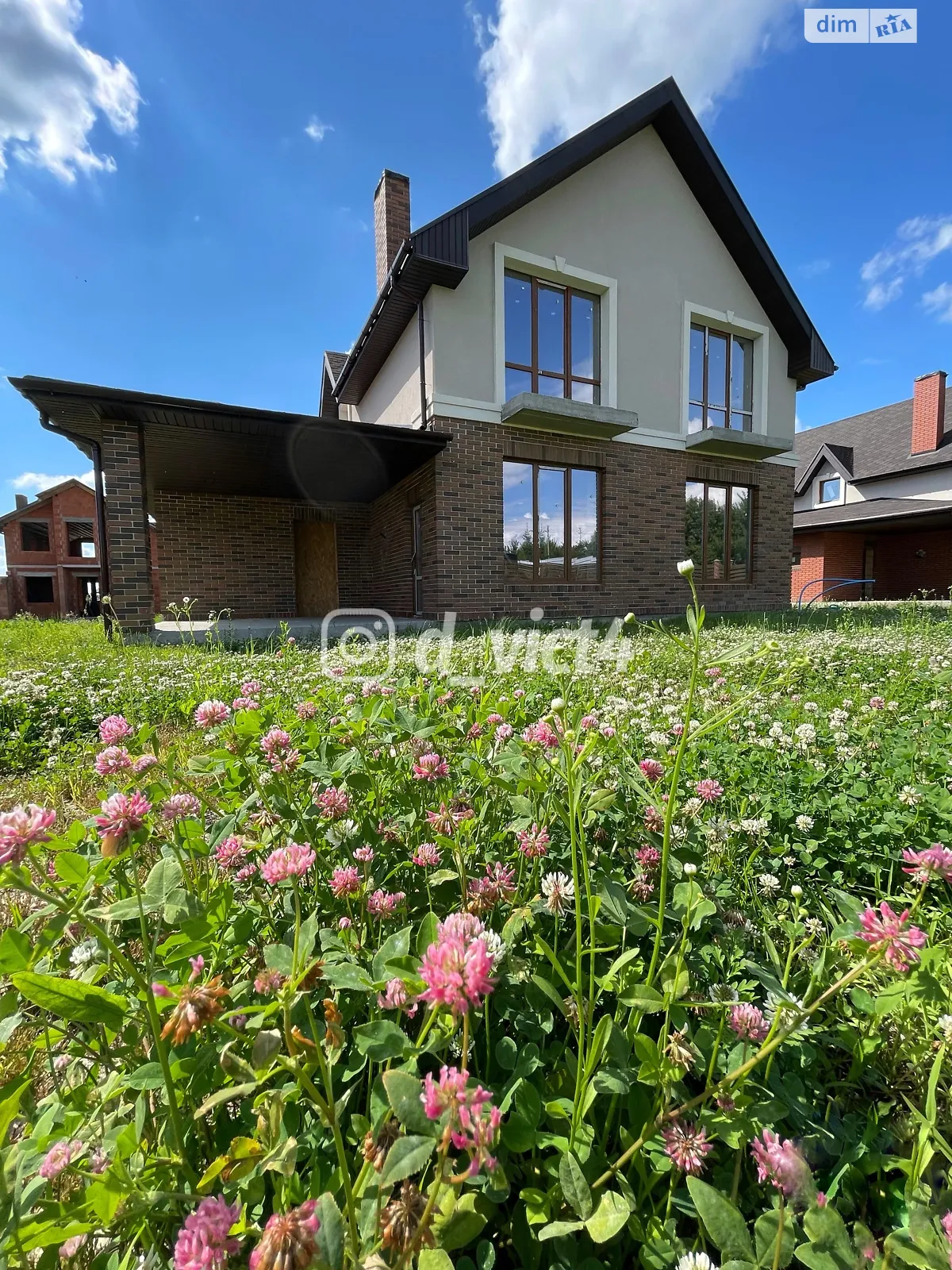 Продается дом на 2 этажа 212 кв. м с камином, цена: 128000 $ - фото 1