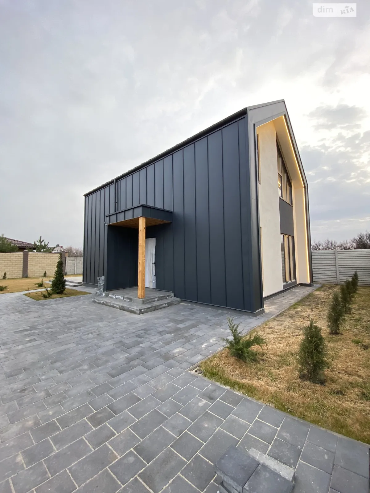 Продается дом на 2 этажа 135.6 кв. м с участком, цена: 105000 $ - фото 1