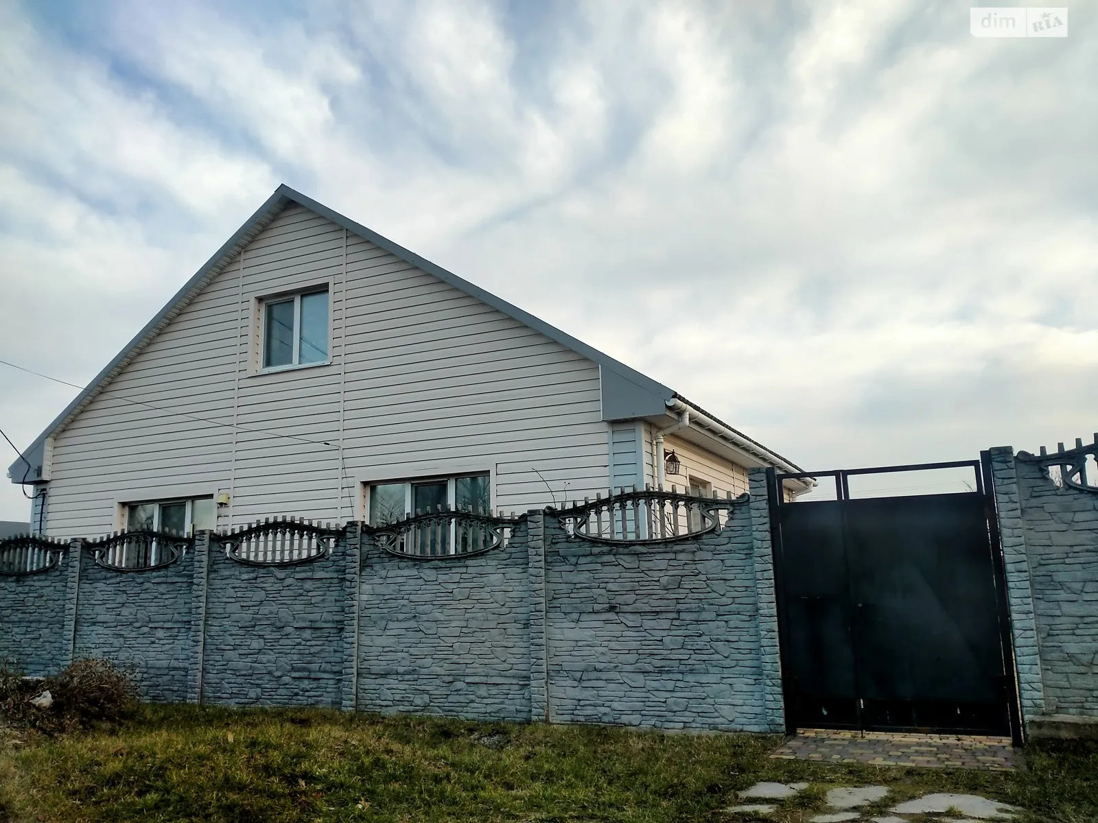 Продается дом на 2 этажа 110 кв. м с бассейном, цена: 55000 $ - фото 1