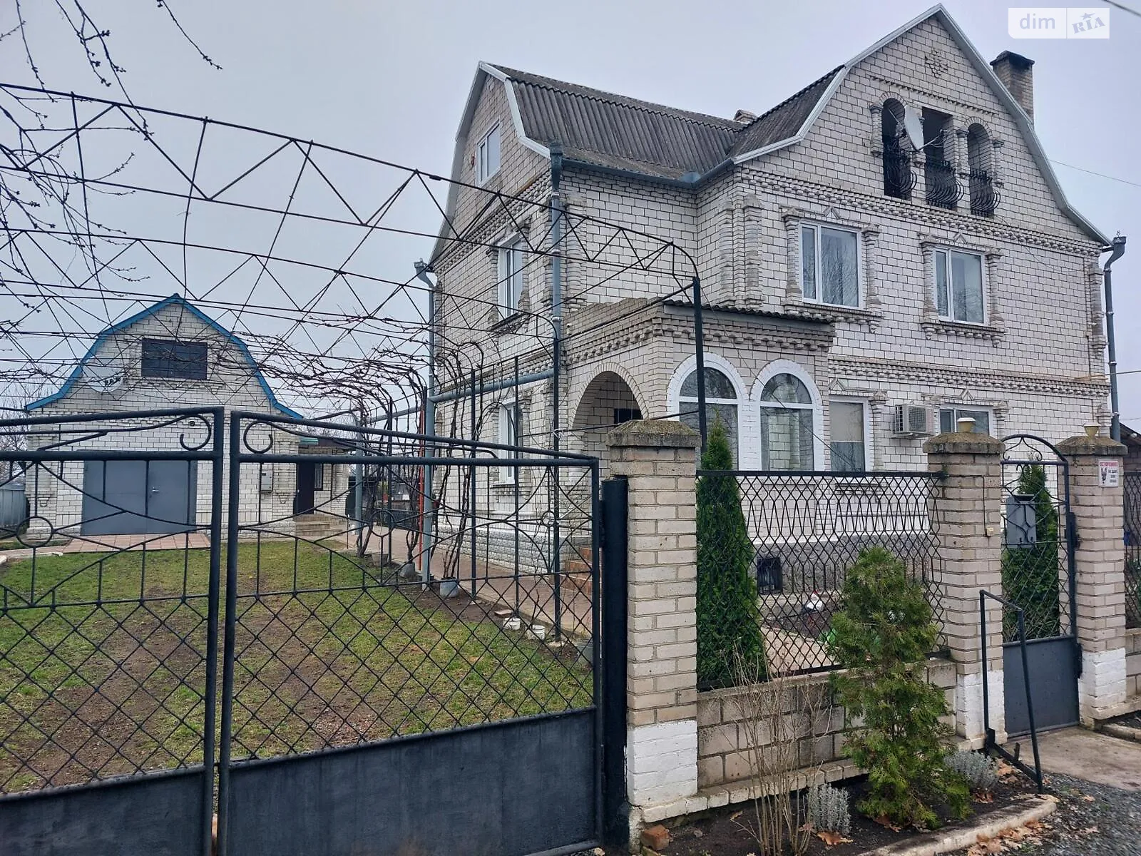 Продается дом на 2 этажа 240 кв. м с гаражом, цена: 130000 $ - фото 1