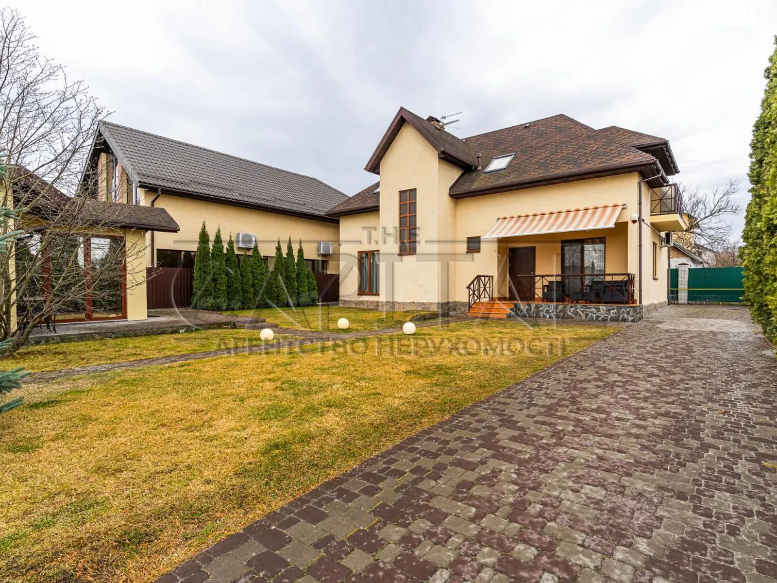 Продается дом на 2 этажа 208 кв. м с камином, цена: 235000 $ - фото 1