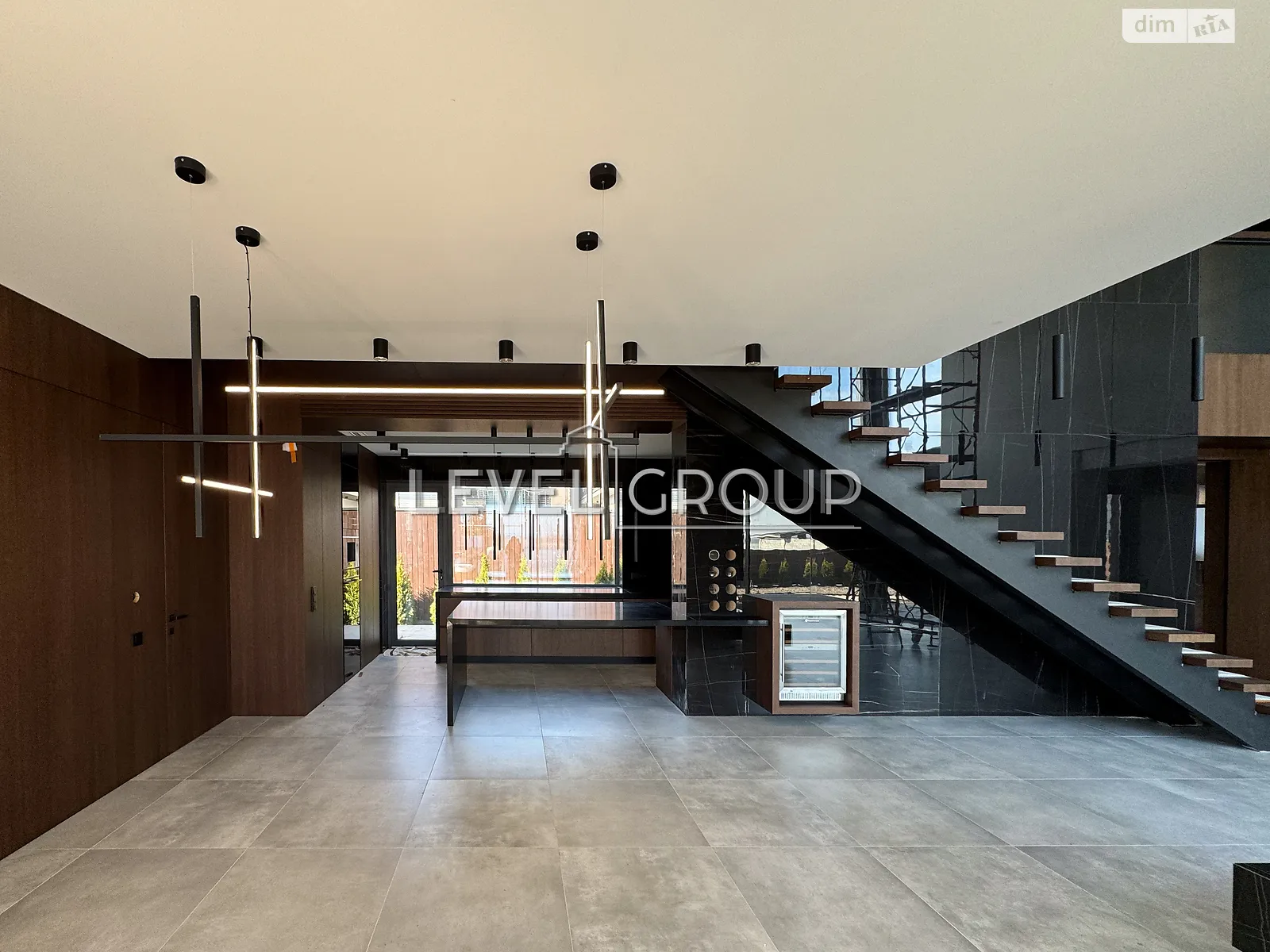 Продается дом на 2 этажа 295.6 кв. м с гаражом, цена: 1800000 $ - фото 1