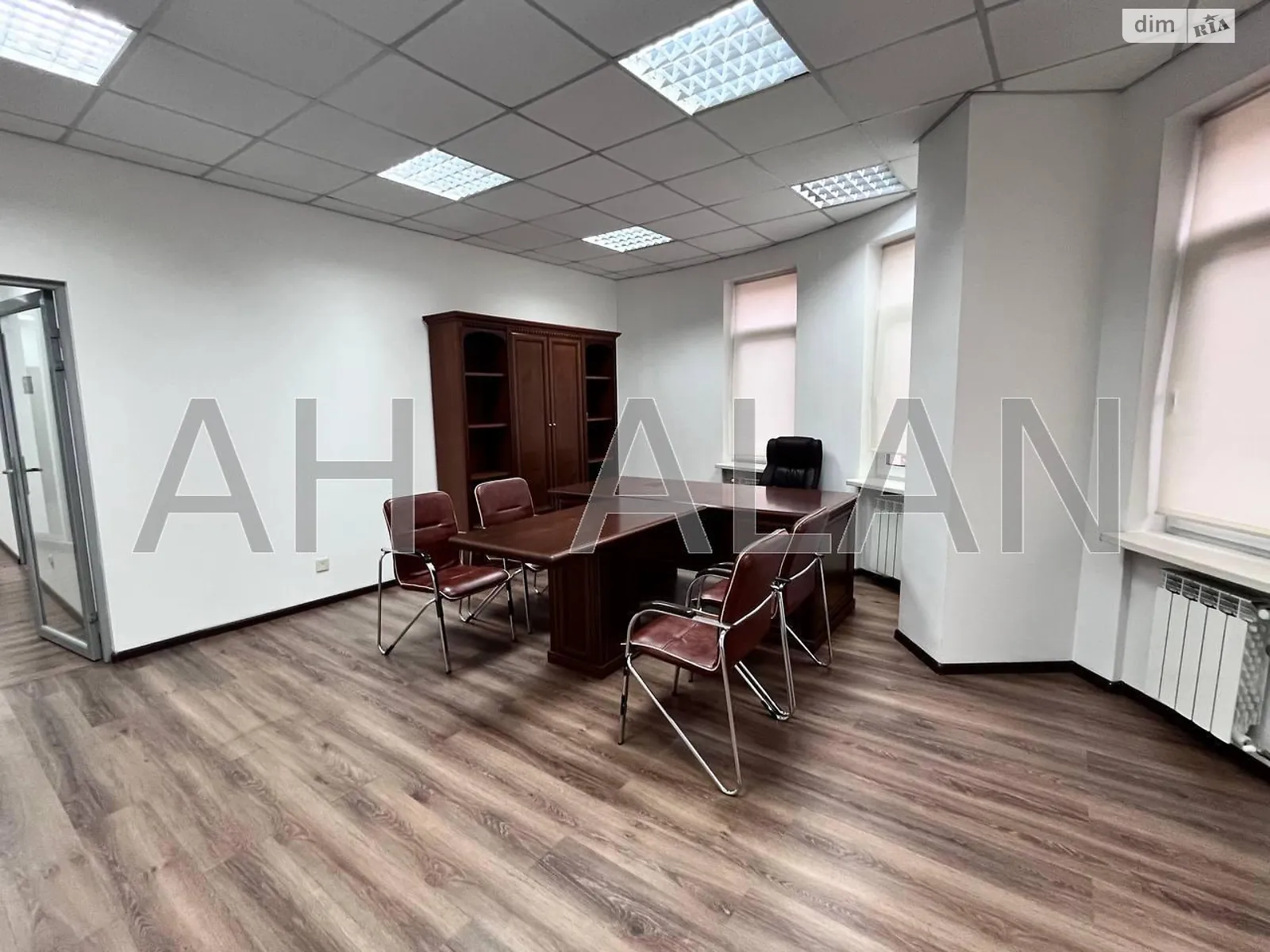 Сдается в аренду офис 154 кв. м в бизнес-центре, цена: 1600 $ - фото 1