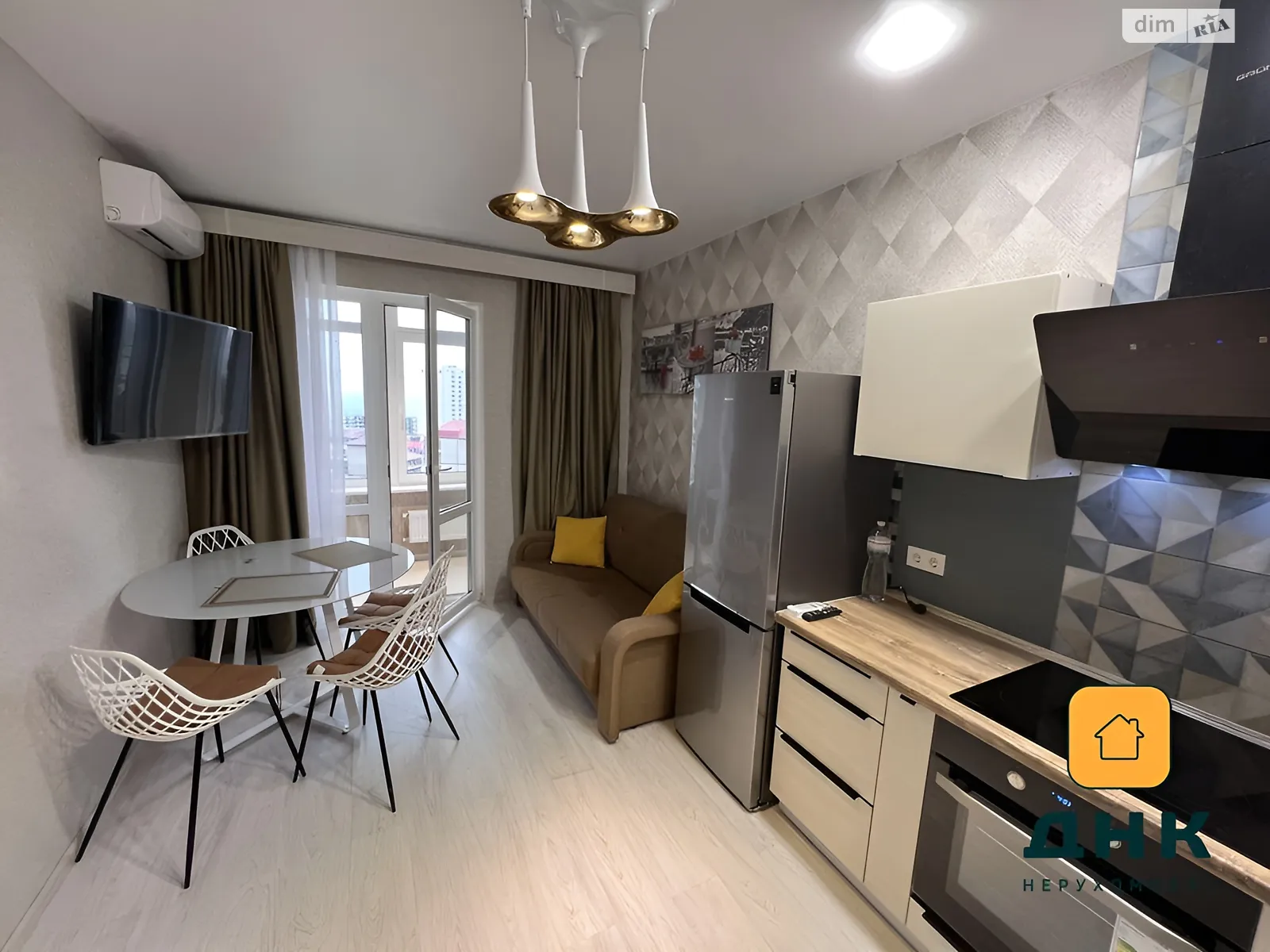 Продается 1-комнатная квартира 40 кв. м в Одессе, ул. Валерия Самофалова, 16А/6 - фото 1