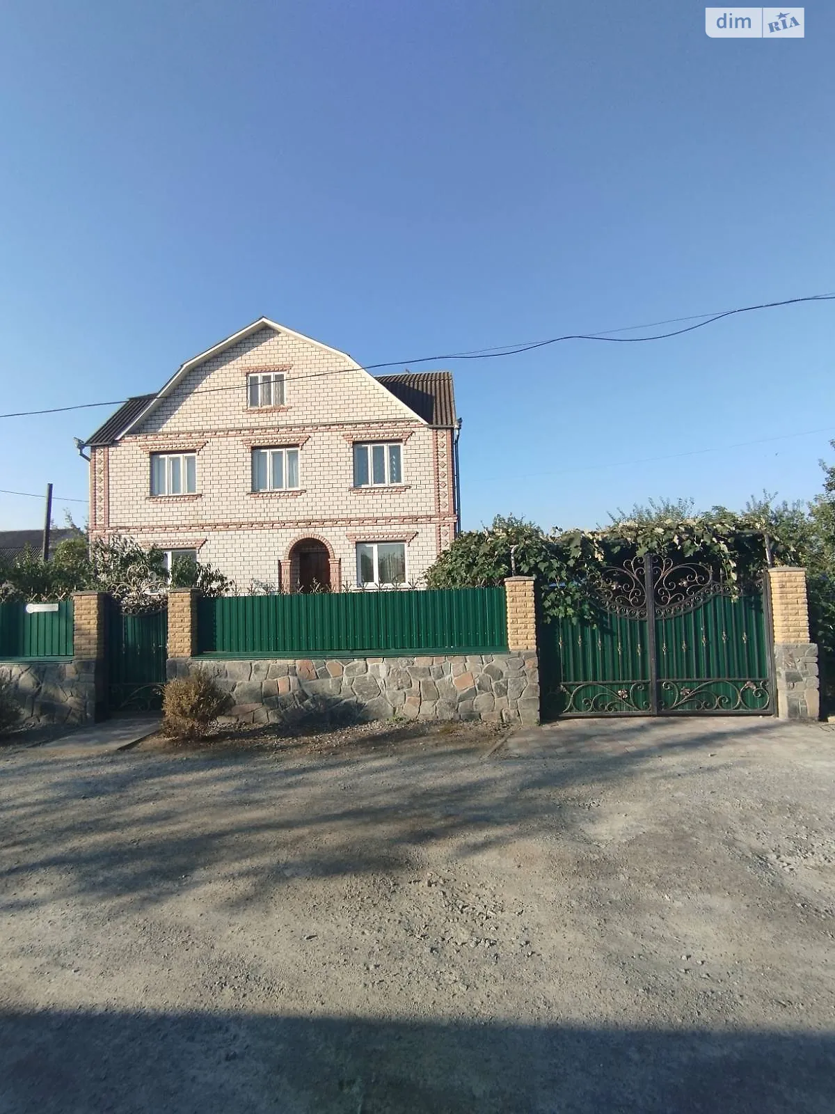 Продается дом на 2 этажа 212.1 кв. м с гаражом, цена: 130000 $ - фото 1