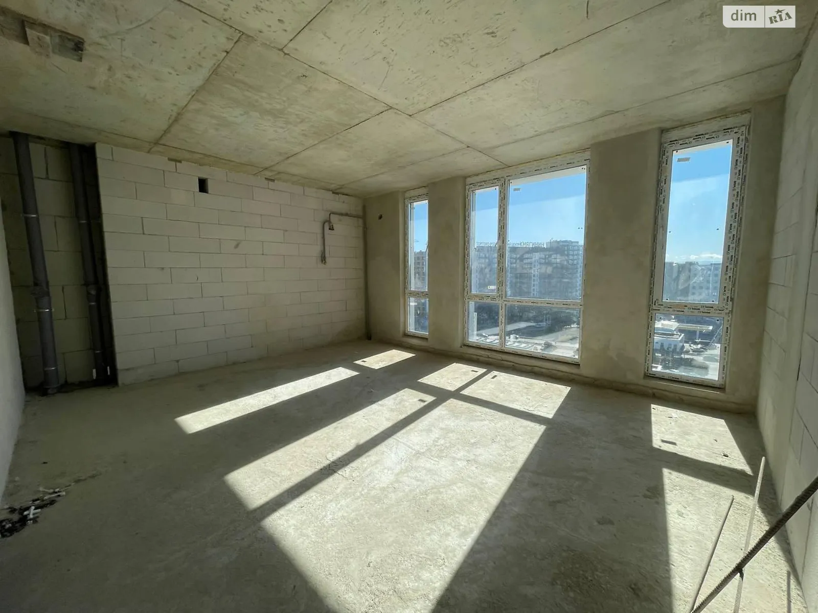 Продается 1-комнатная квартира 56 кв. м в Ивано-Франковске, ул. Надречная - фото 1