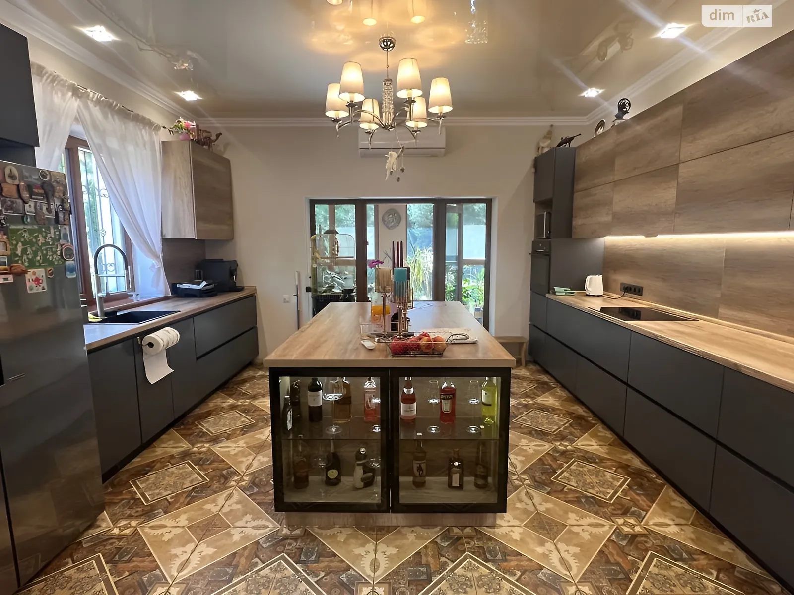 Продается дом на 2 этажа 210 кв. м с подвалом, цена: 320000 $ - фото 1