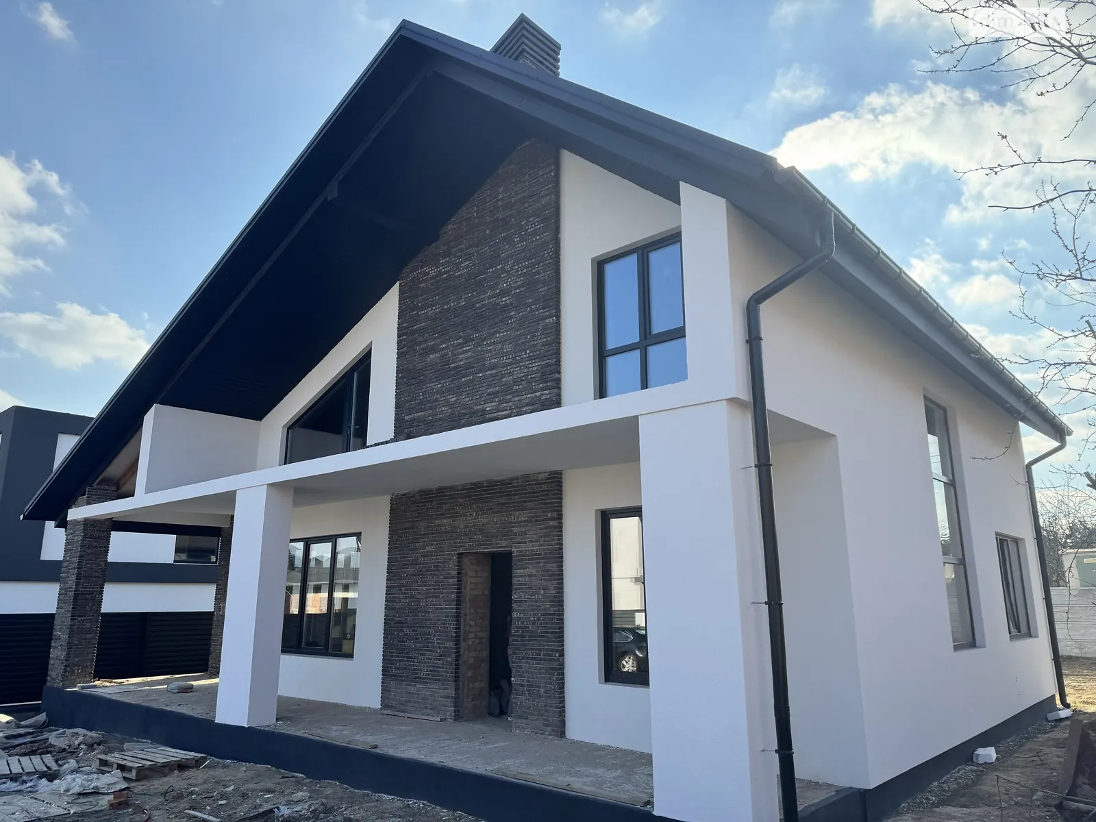 Продается дом на 2 этажа 155 кв. м с садом, цена: 150000 $ - фото 1