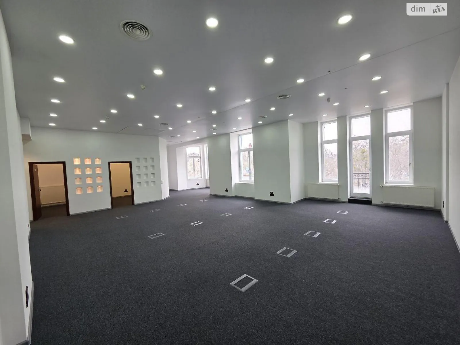 Сдается в аренду офис 260 кв. м в бизнес-центре, цена: 3900 $ - фото 1