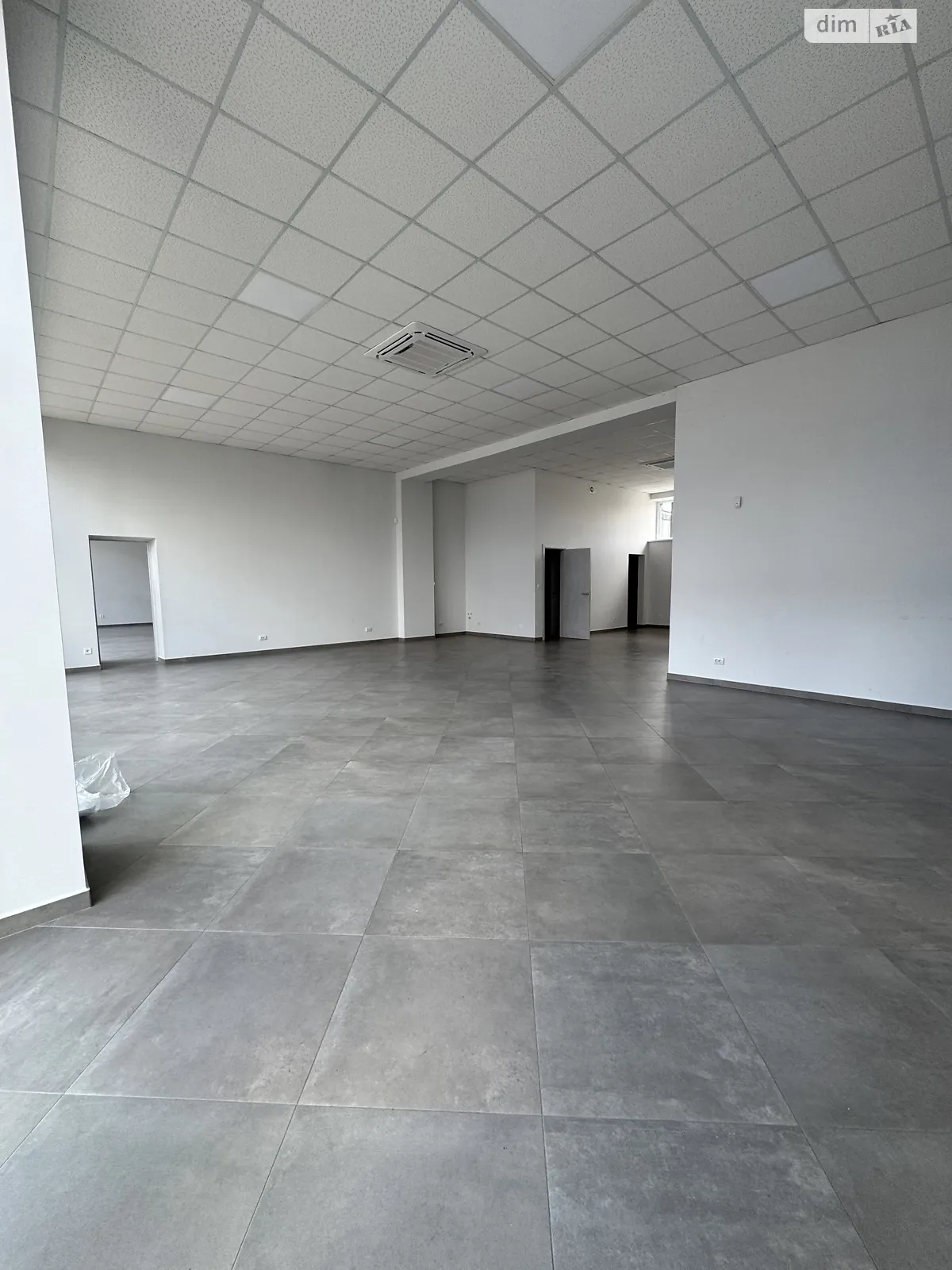 Сдается в аренду офис 238 кв. м в бизнес-центре, цена: 2380 $ - фото 1
