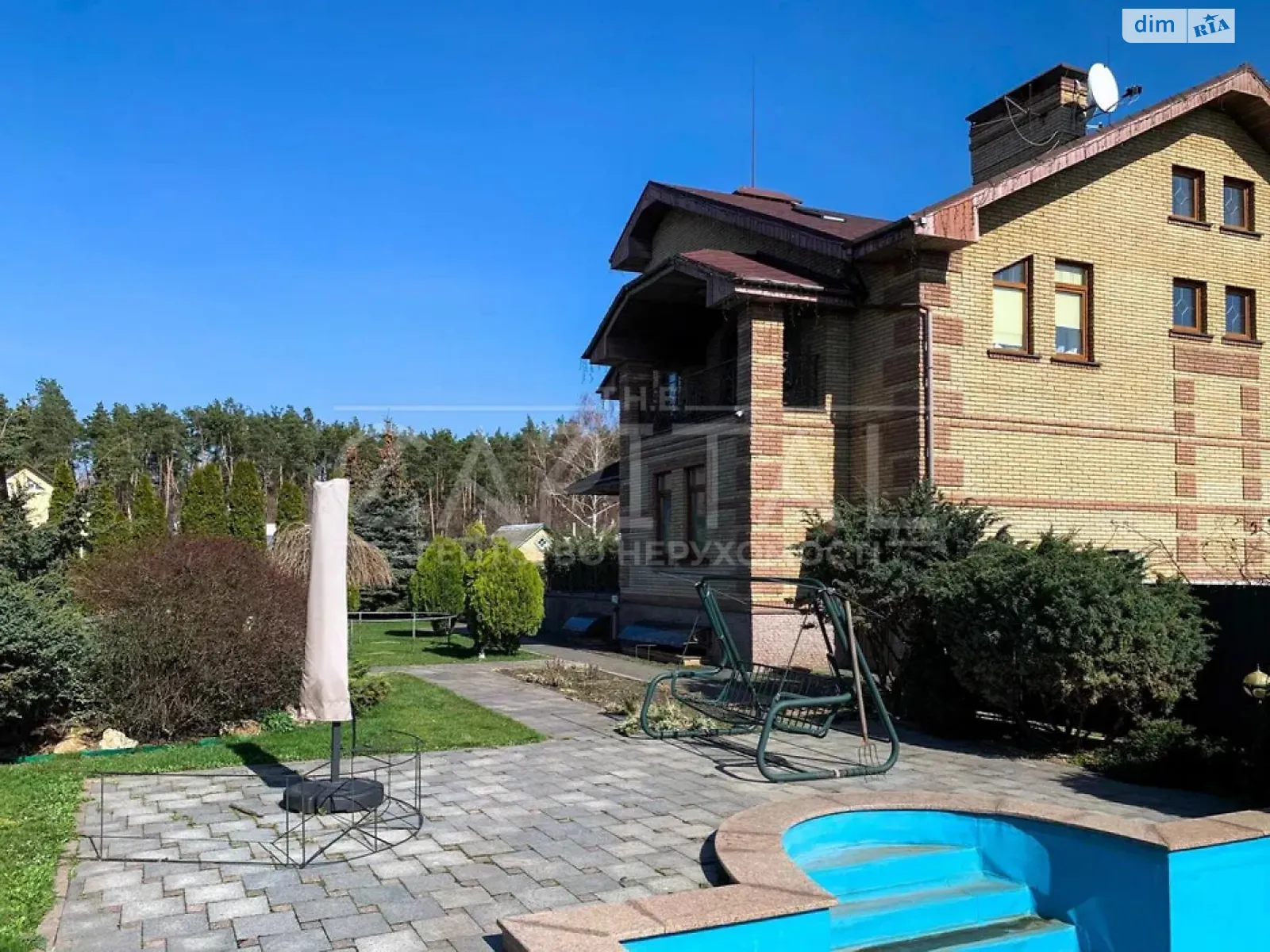 Сдается в аренду дом на 3 этажа 530 кв. м с камином, цена: 4000 € - фото 1