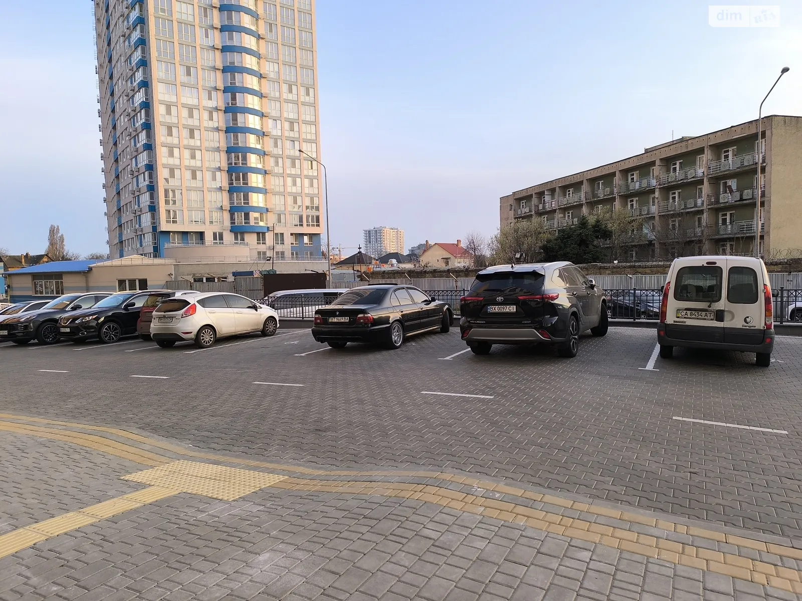 Продается 1-комнатная квартира 42 кв. м в Одессе, ул. Литературная, 10 - фото 1