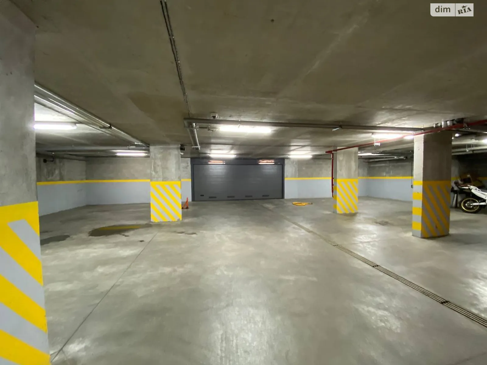 Продается подземный паркинг под легковое авто на 20 кв. м, цена: 15000 $ - фото 1