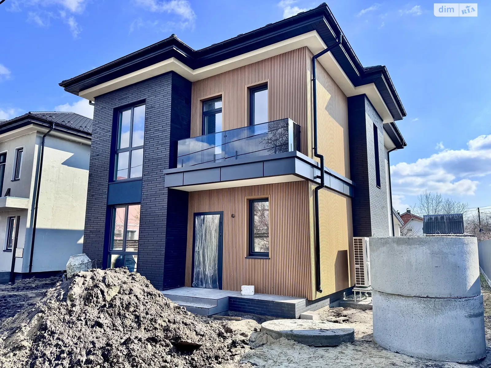 Продается дом на 2 этажа 215 кв. м с участком, цена: 210000 $ - фото 1