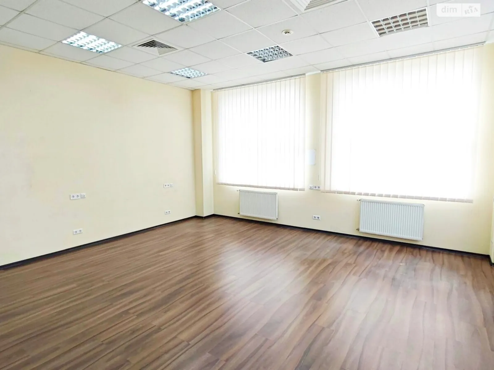Сдается в аренду офис 73 кв. м в бизнес-центре, цена: 31940 грн - фото 1
