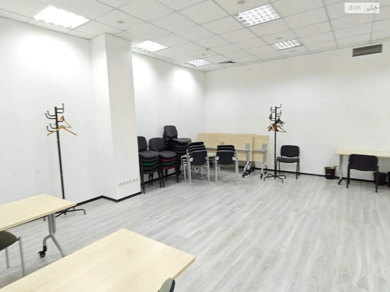 Сдается в аренду офис 55 кв. м в бизнес-центре, цена: 20620 грн - фото 1