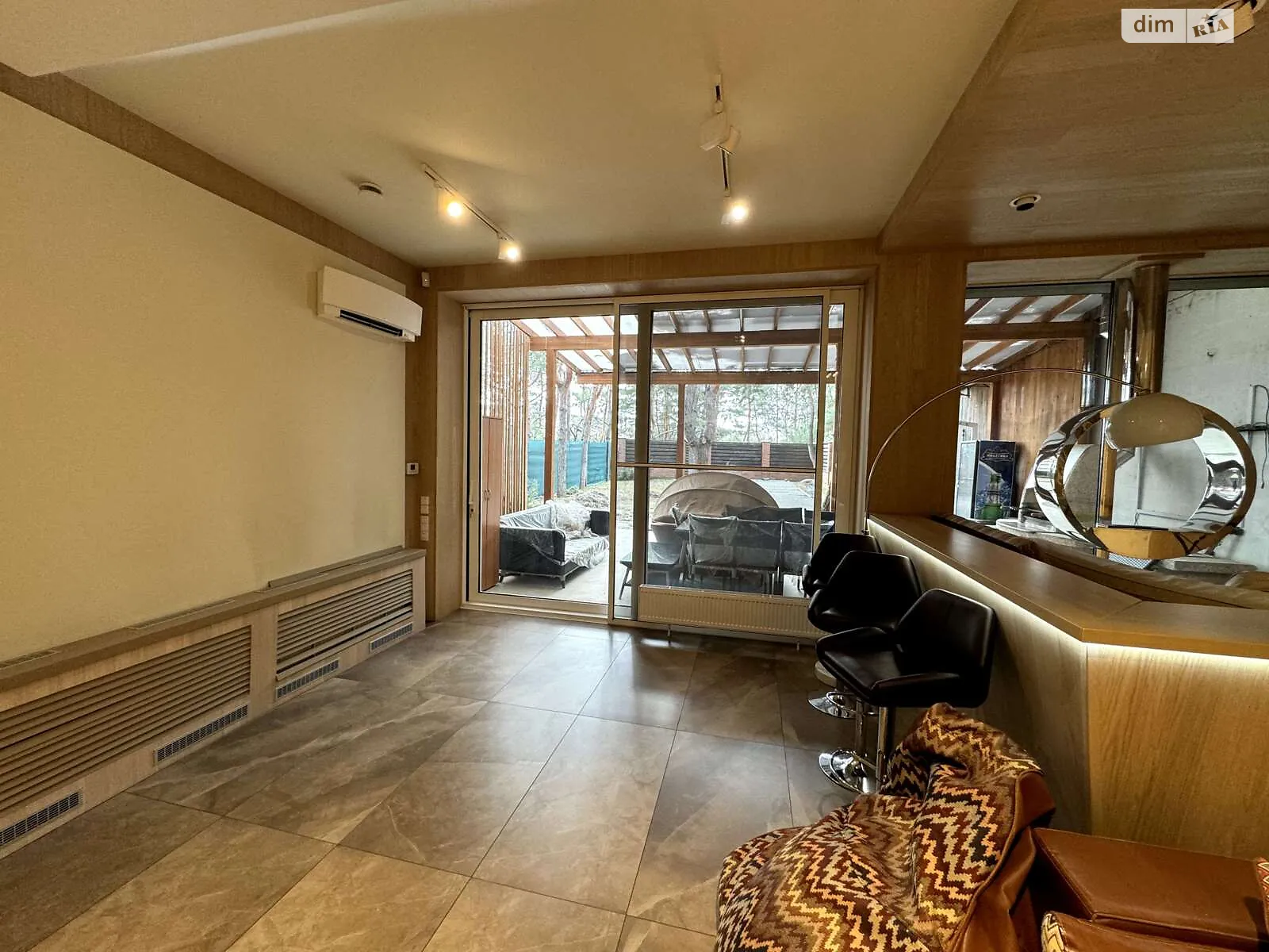 Продается дом на 2 этажа 200 кв. м с камином, цена: 250000 $ - фото 1