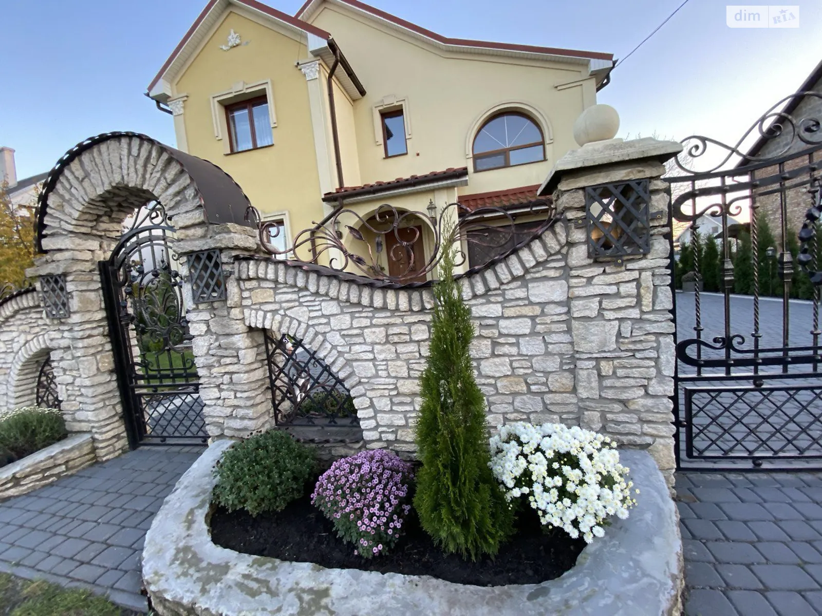 Продается дом на 2 этажа 235.8 кв. м с верандой, цена: 180000 $ - фото 1