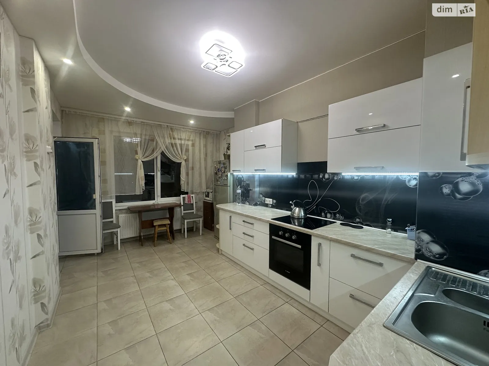Продается 2-комнатная квартира 64 кв. м в Лиманке, мас. Радужный - фото 1