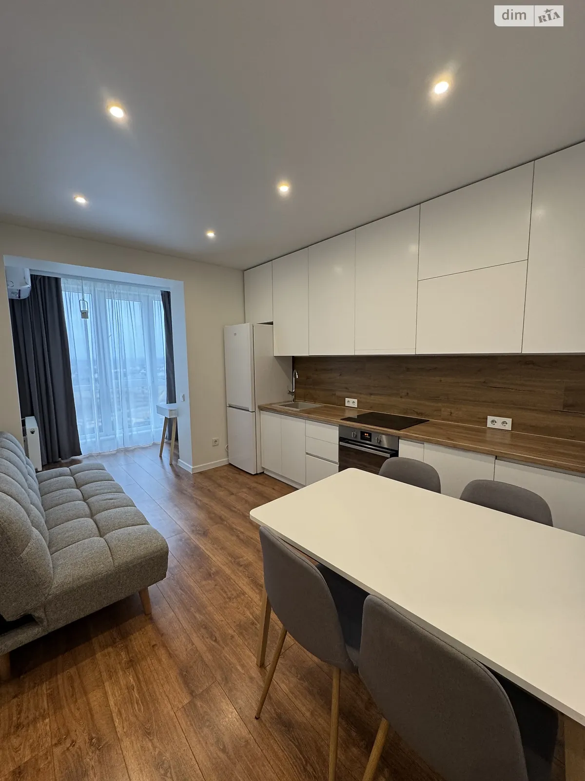 Продается 1-комнатная квартира 42 кв. м в Ровно, ул. Студенческая - фото 1