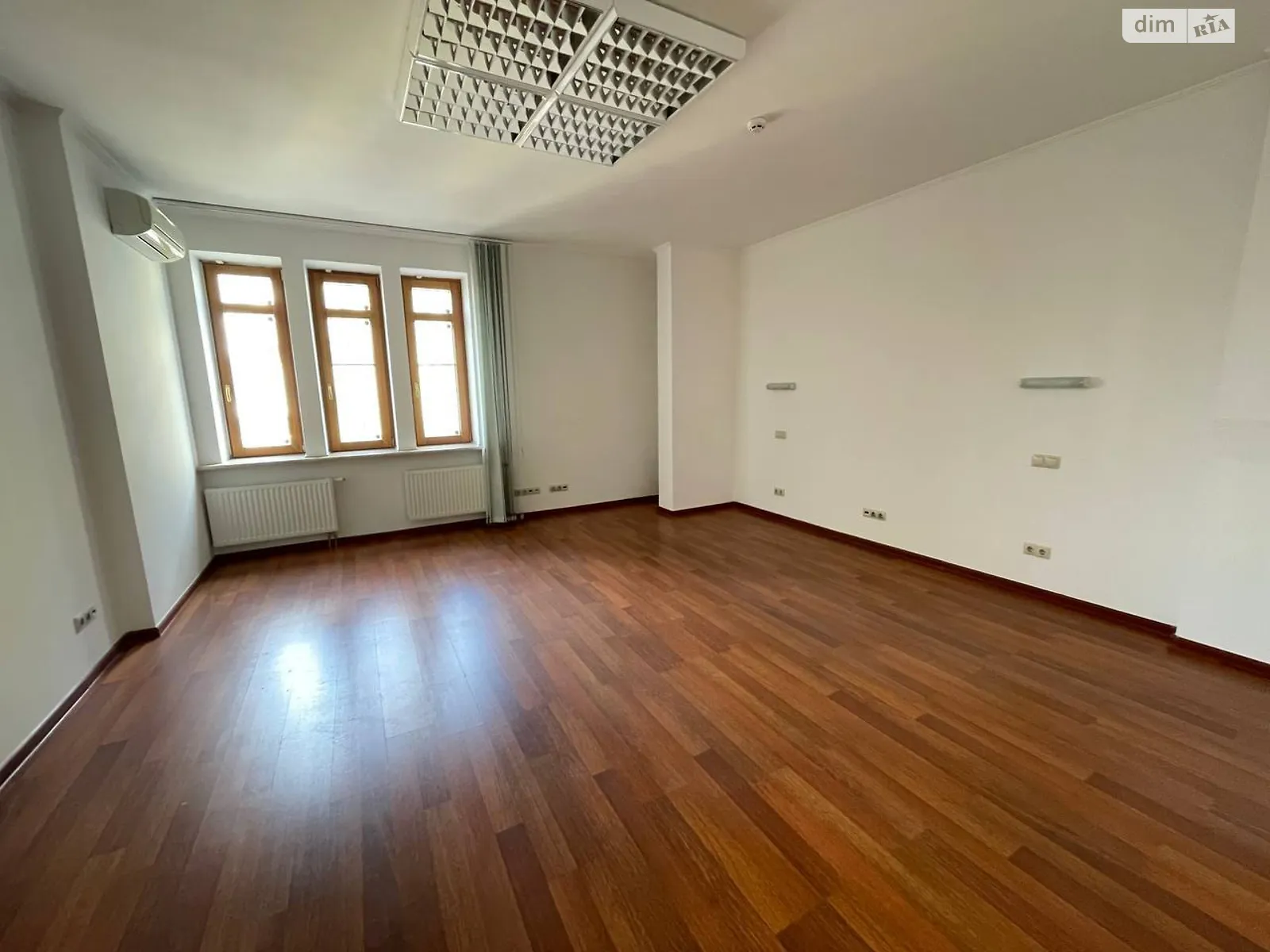 Сдается в аренду офис 232 кв. м в бизнес-центре, цена: 2560 $ - фото 1