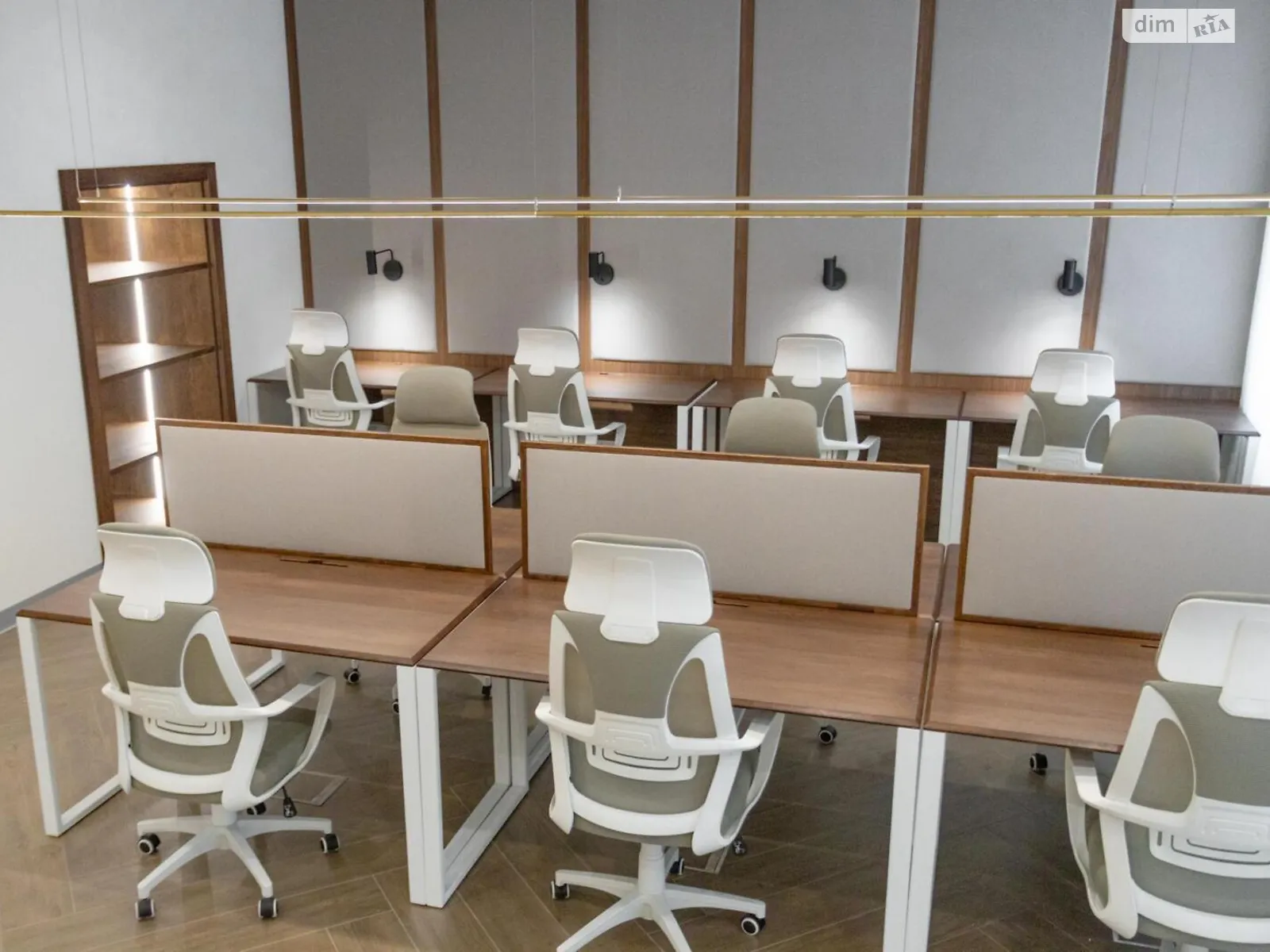 Продается офис 130 кв. м в бизнес-центре, цена: 460000 $ - фото 1