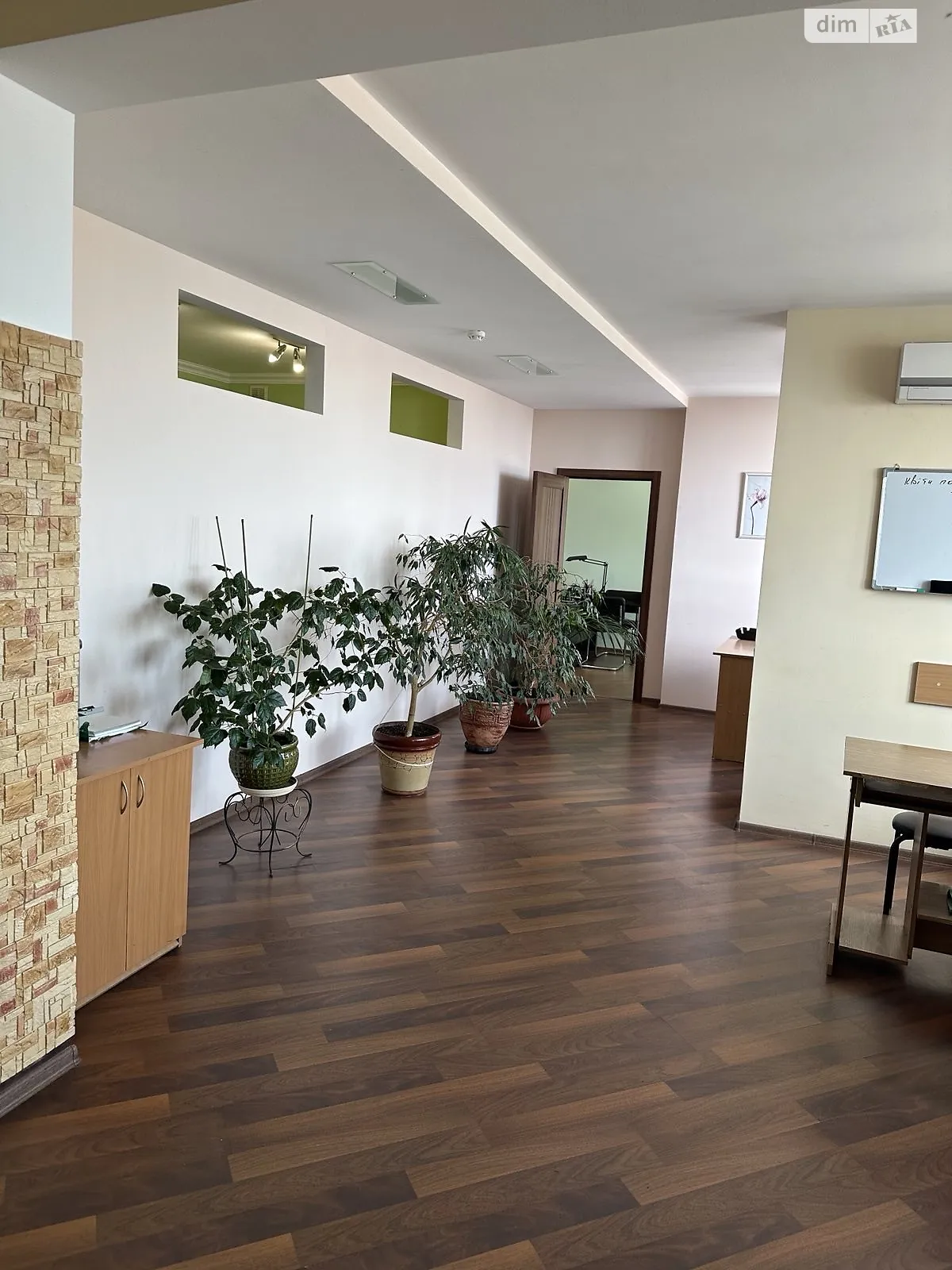 Продается офис 100.9 кв. м в бизнес-центре, цена: 120000 $ - фото 1