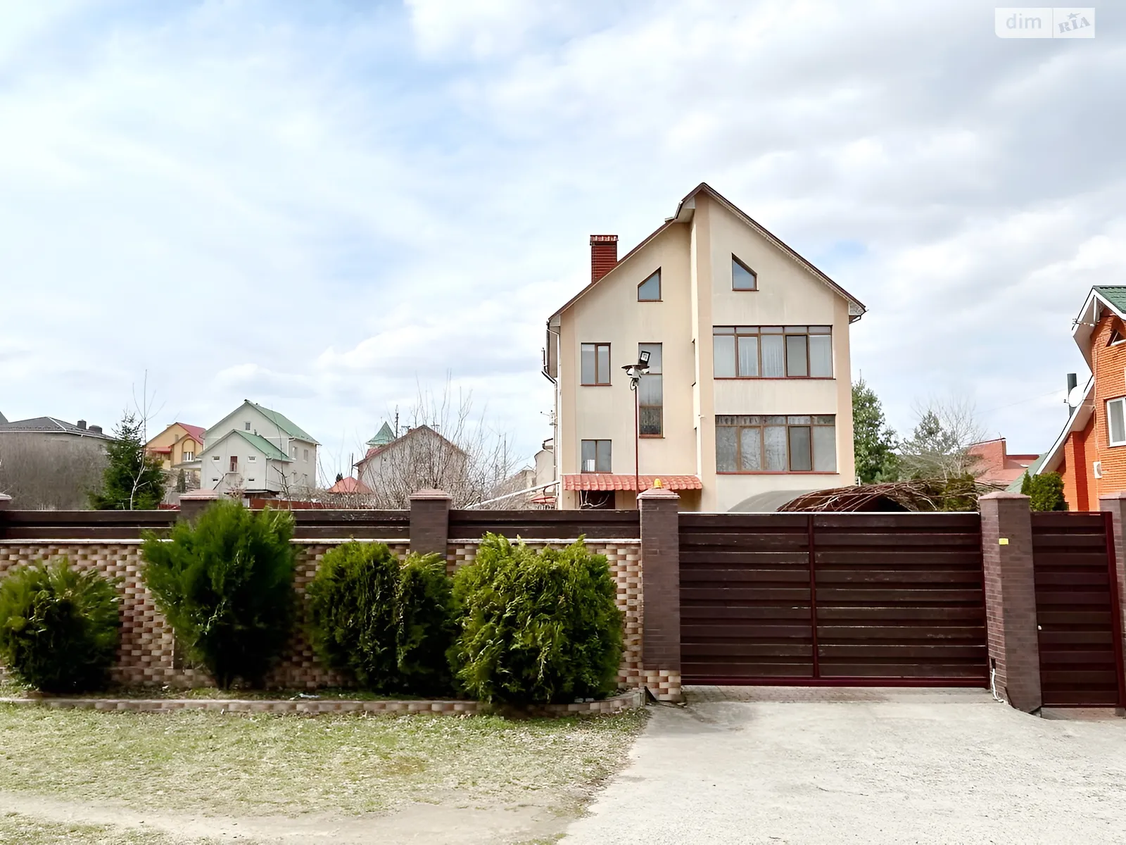 Продается дом на 2 этажа 282 кв. м с участком, цена: 360000 $ - фото 1