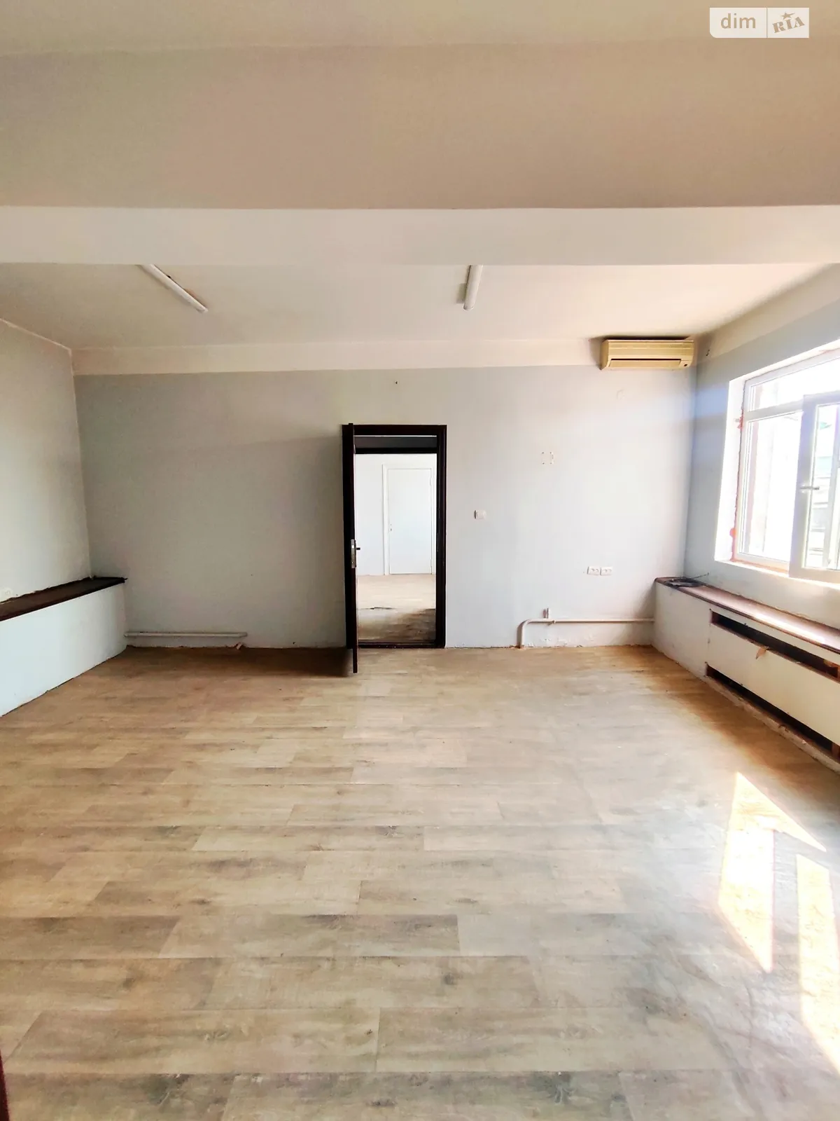 Сдается в аренду офис 43.2 кв. м в бизнес-центре, цена: 5573 грн - фото 1