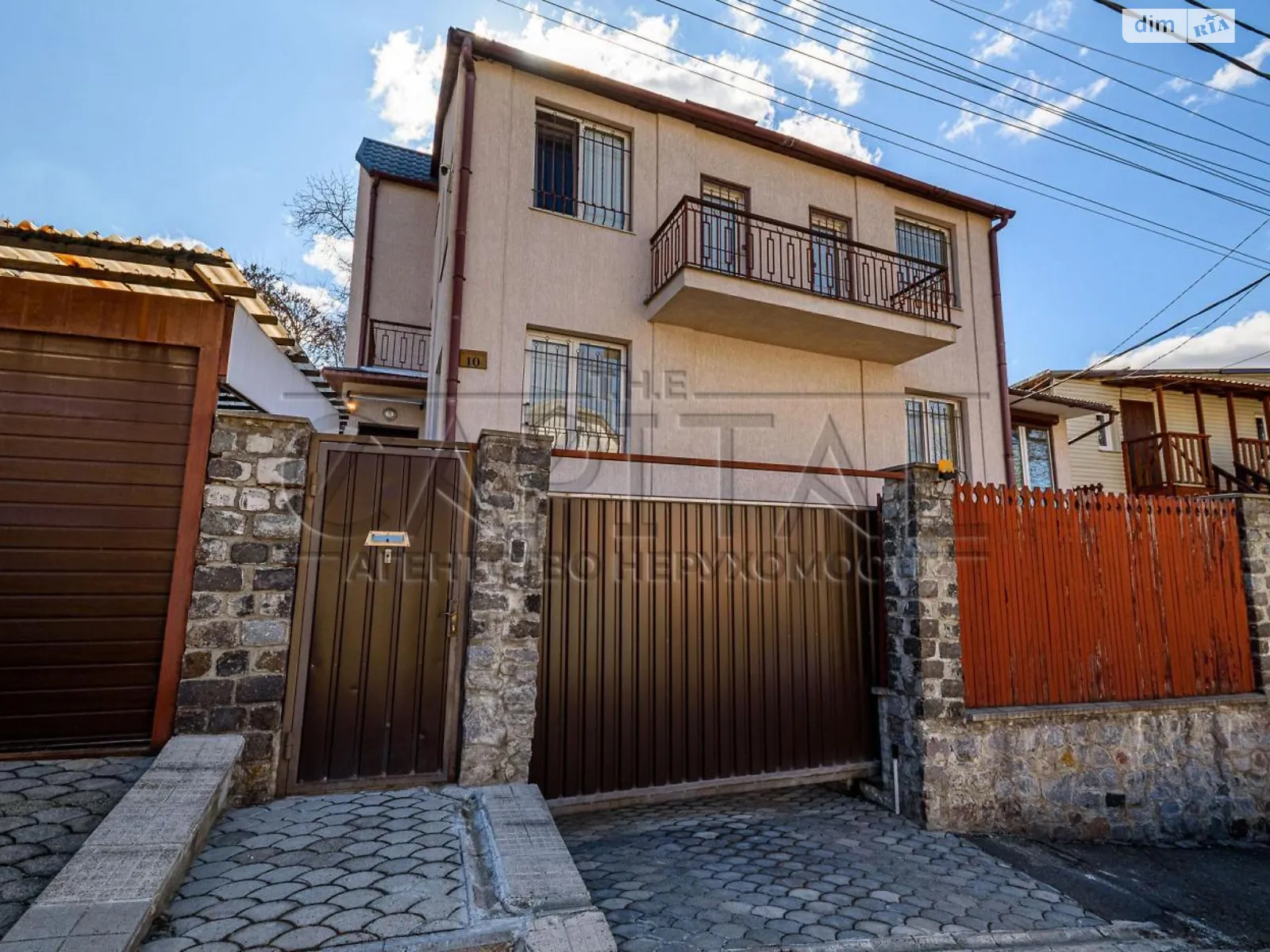 Продается дом на 3 этажа 270 кв. м с садом, цена: 240000 $ - фото 1