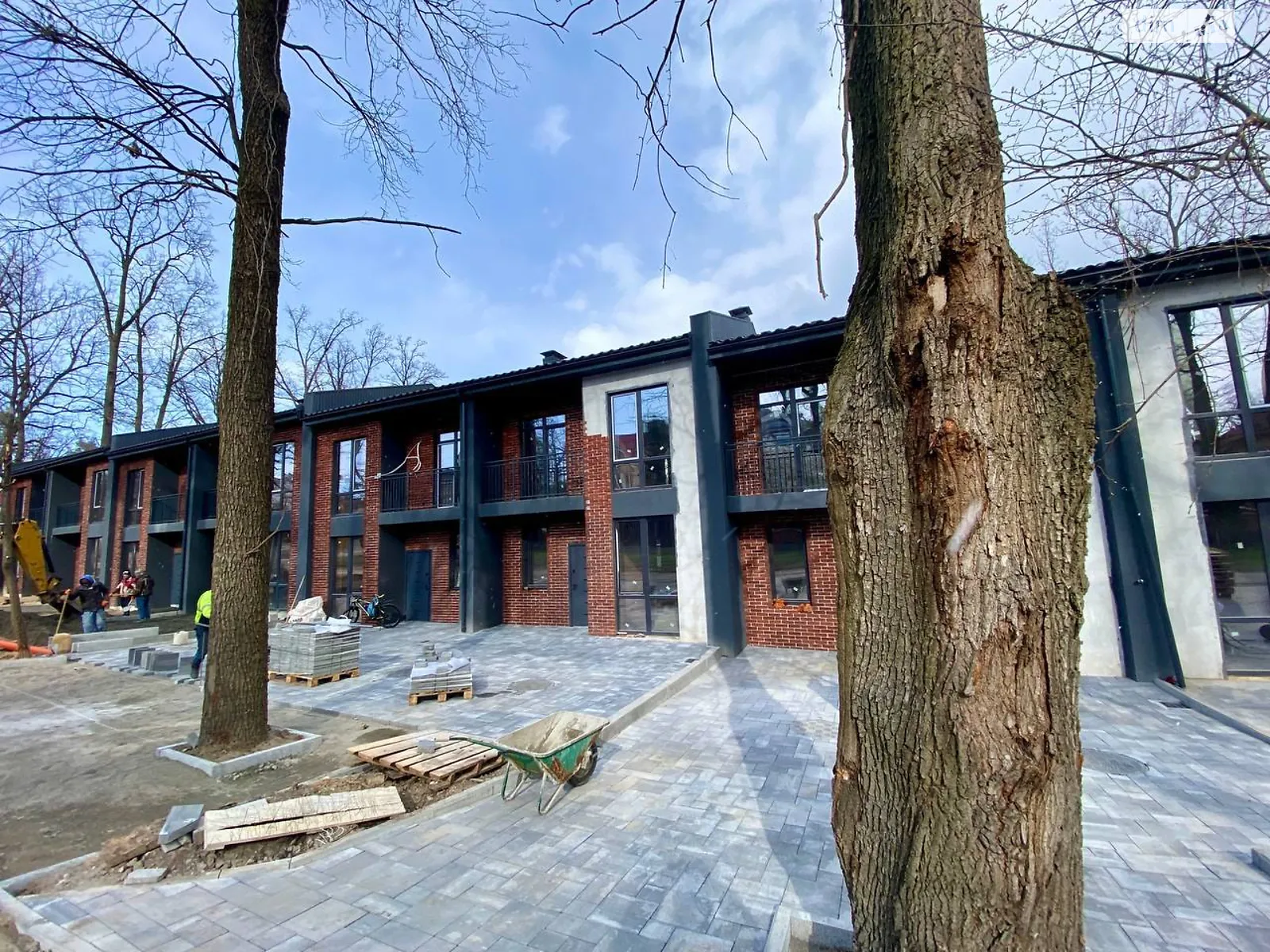 Продается дом на 2 этажа 100 кв. м с садом, цена: 83000 $ - фото 1