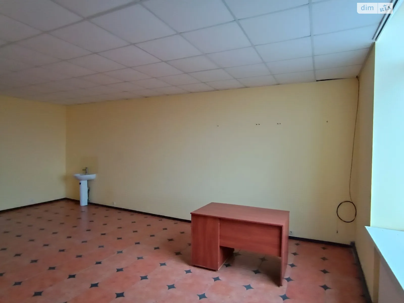 Сдается в аренду офис 35 кв. м в бизнес-центре, цена: 150 грн - фото 1