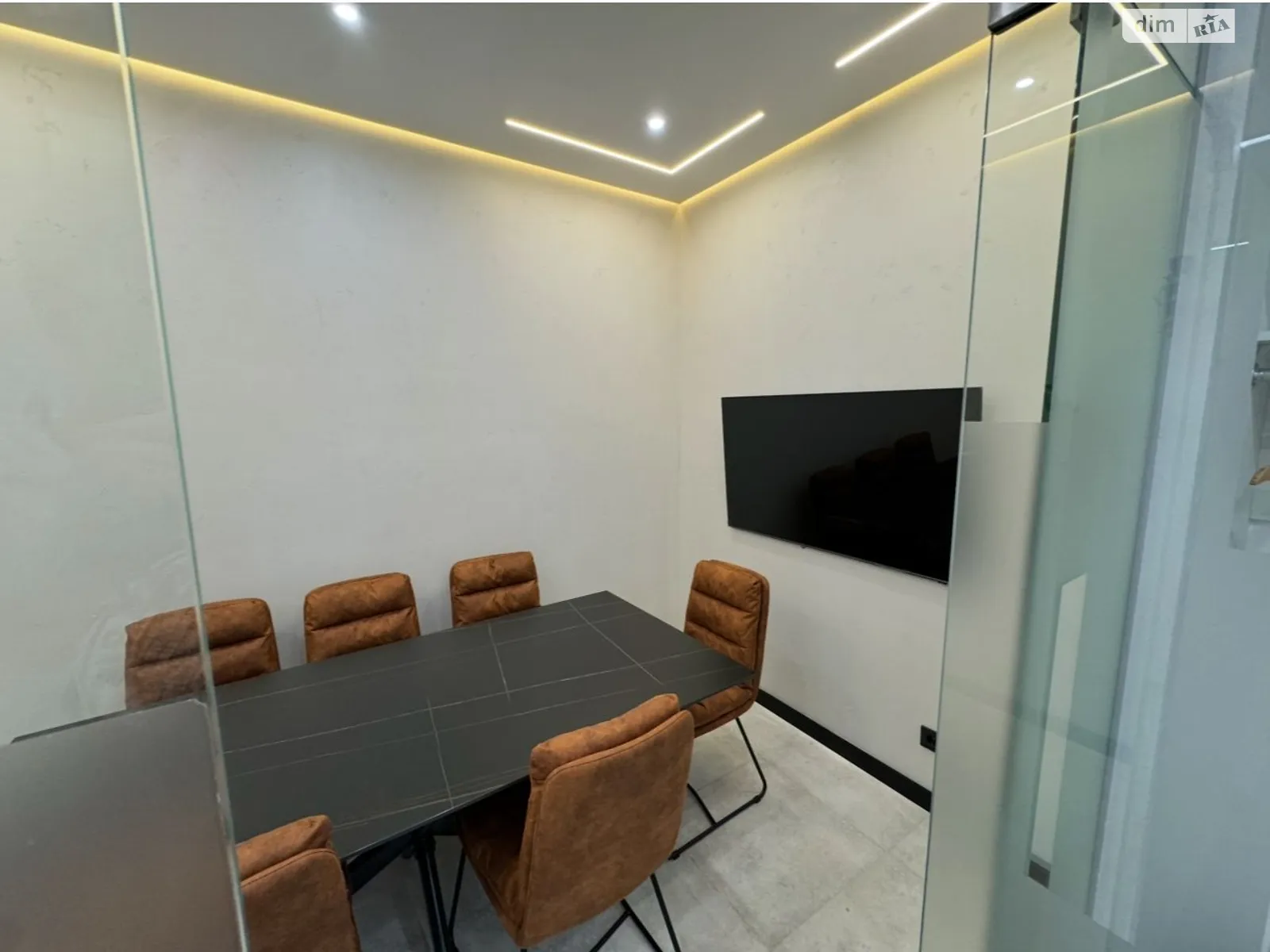 Сдается в аренду офис 131 кв. м в бизнес-центре, цена: 2300 $ - фото 1