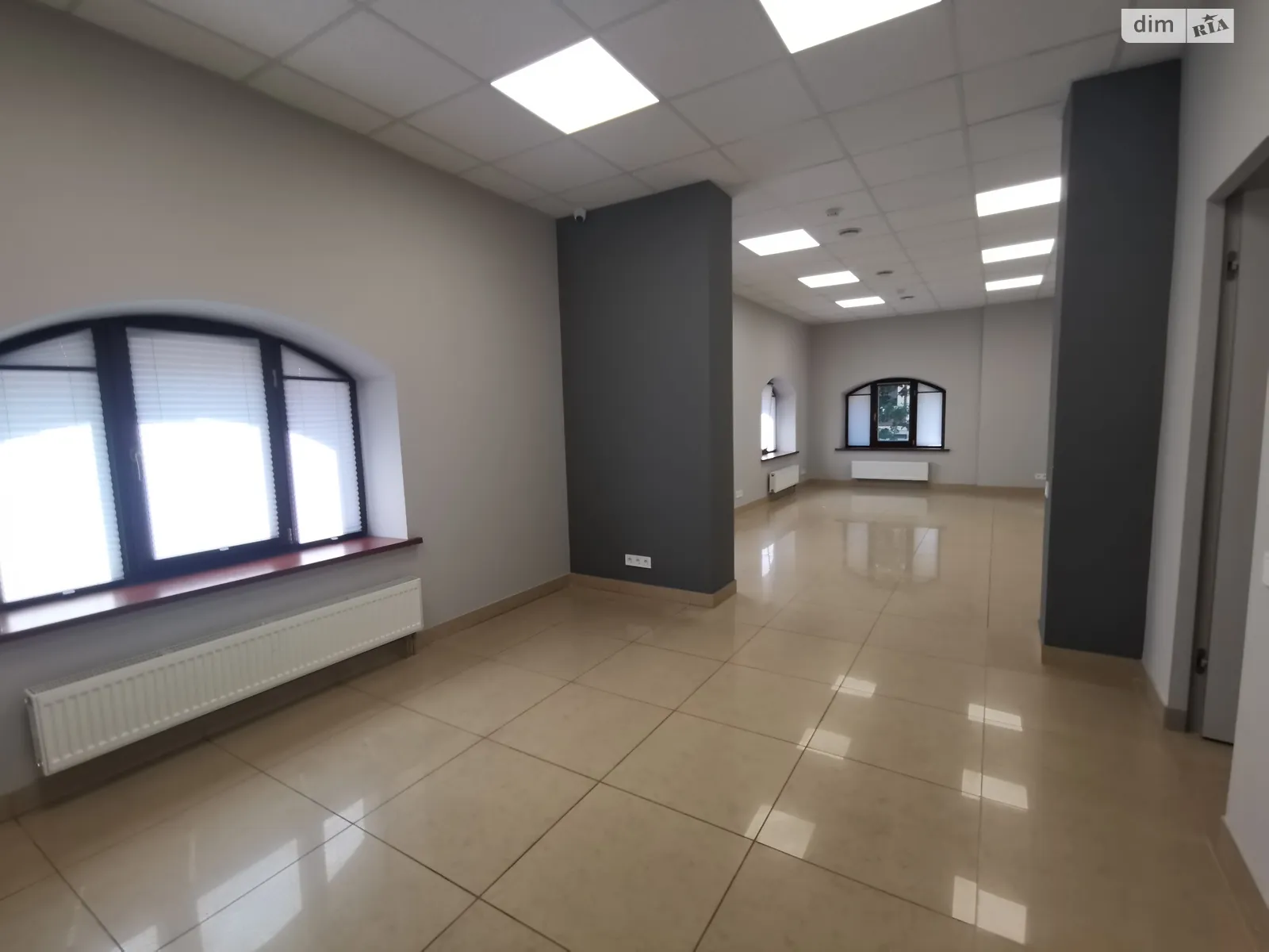 Сдается в аренду офис 222 кв. м в бизнес-центре, цена: 3400 $ - фото 1