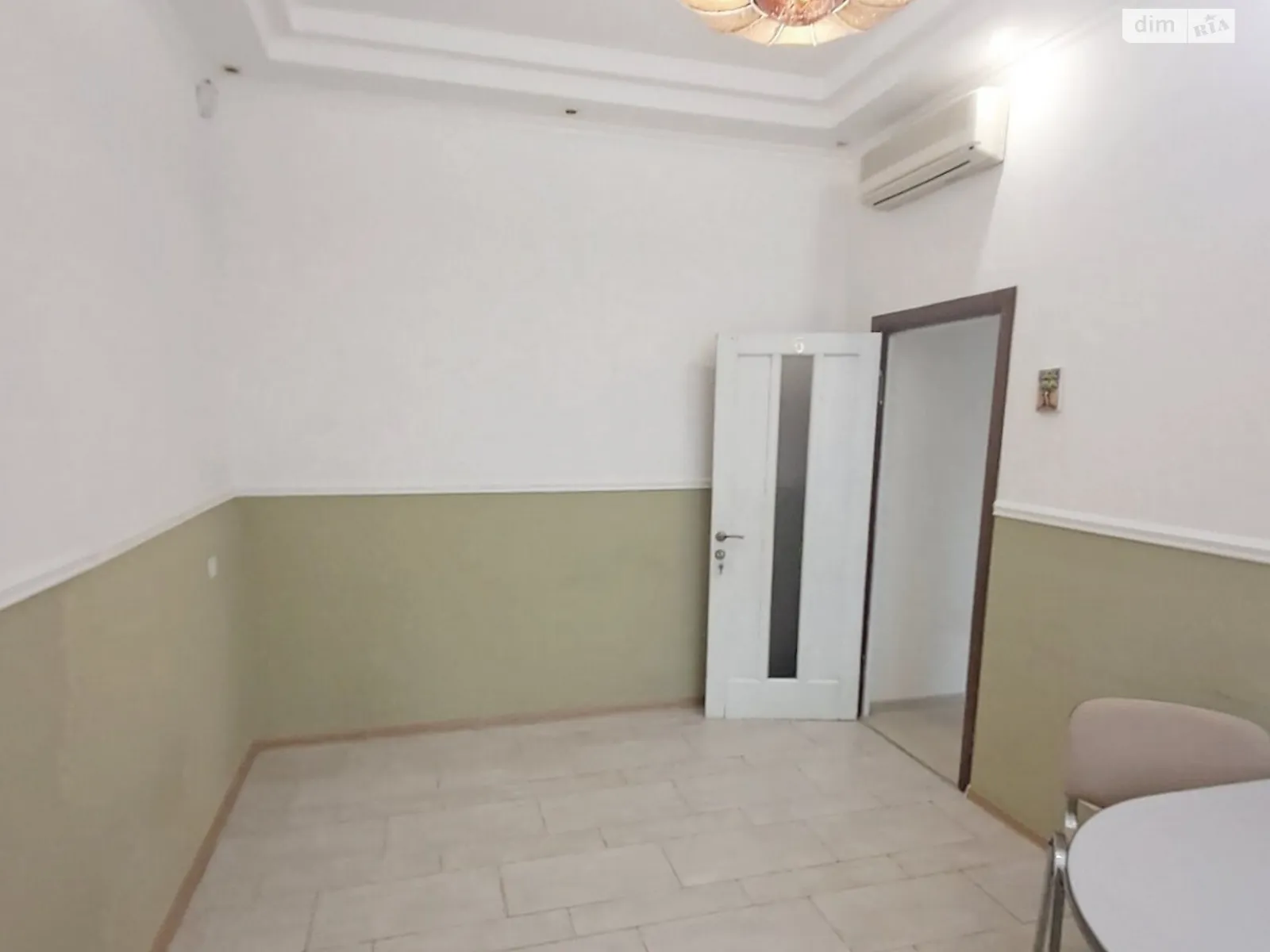Сдается в аренду офис 20 кв. м в бизнес-центре, цена: 14020 грн - фото 1