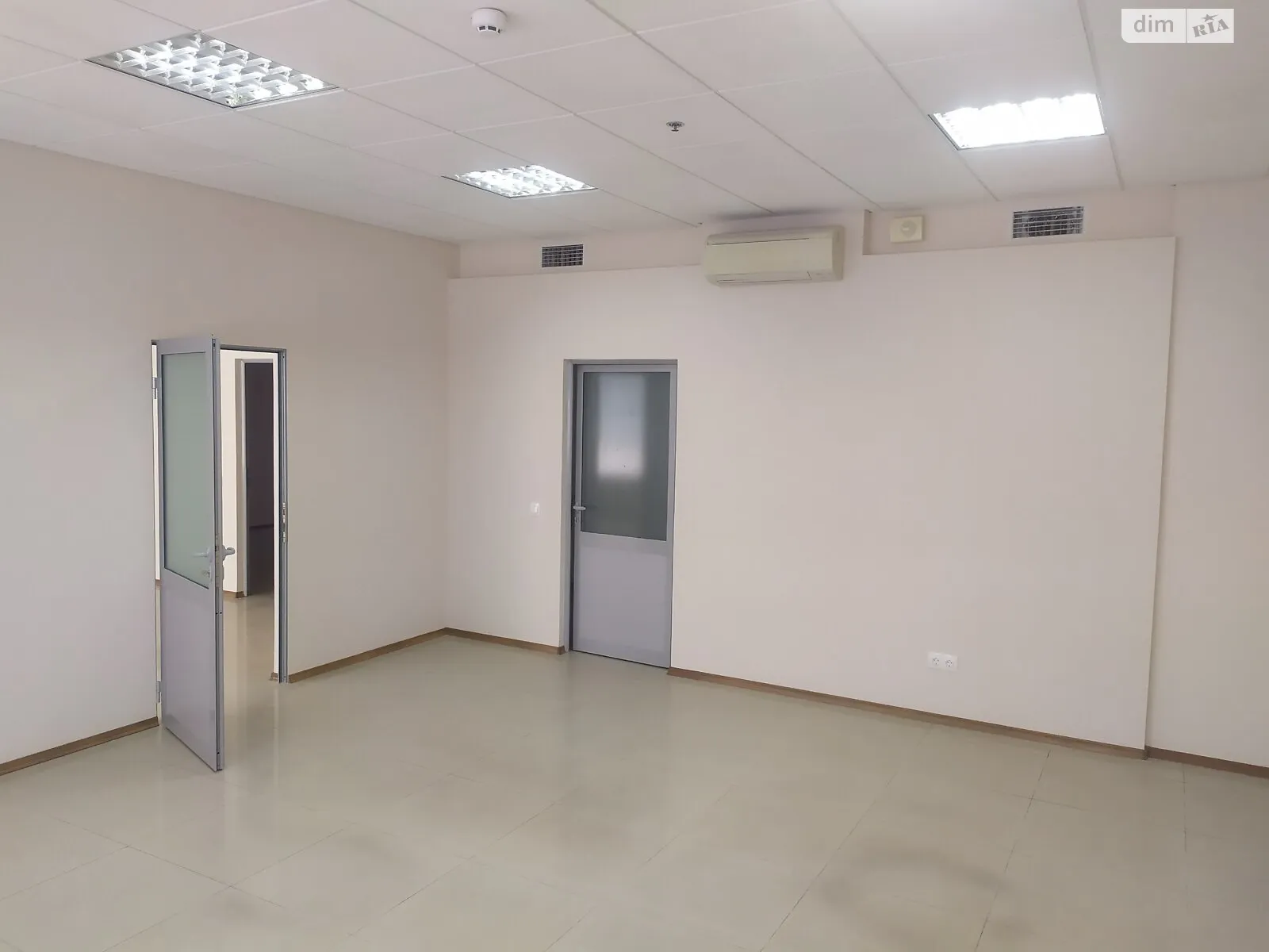 Сдается в аренду офис 20.7 кв. м в бизнес-центре, цена: 9700 грн - фото 1