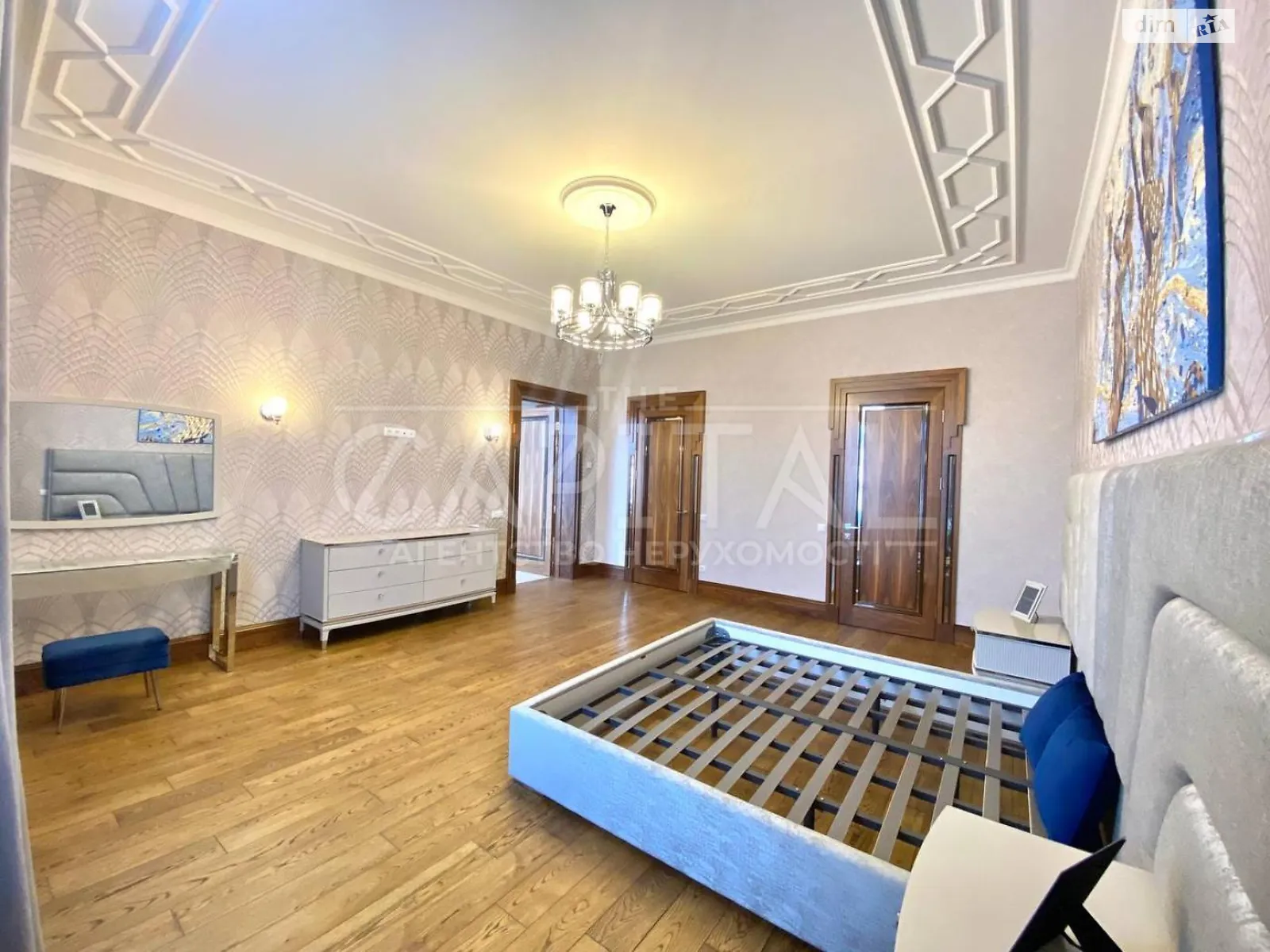 Сдается в аренду дом на 2 этажа 400 кв. м с мансардой, цена: 6900 $ - фото 1