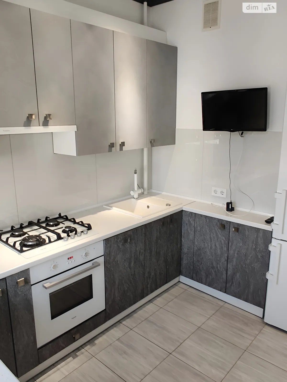 Продається 3-кімнатна квартира 80.6 кв. м у Львові, пл. Князя Святослава - фото 1