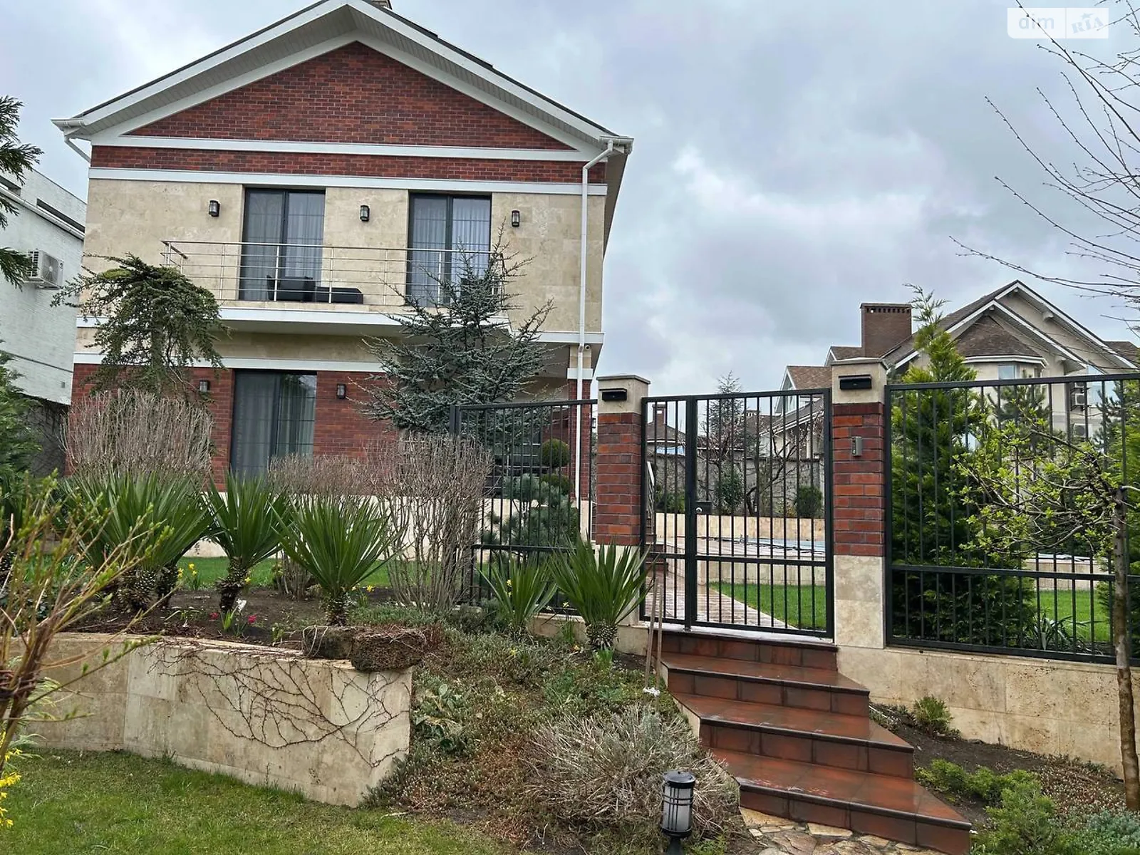 Здається в оренду будинок 2 поверховий 150 кв. м з мансардою, цена: 2300 $ - фото 1