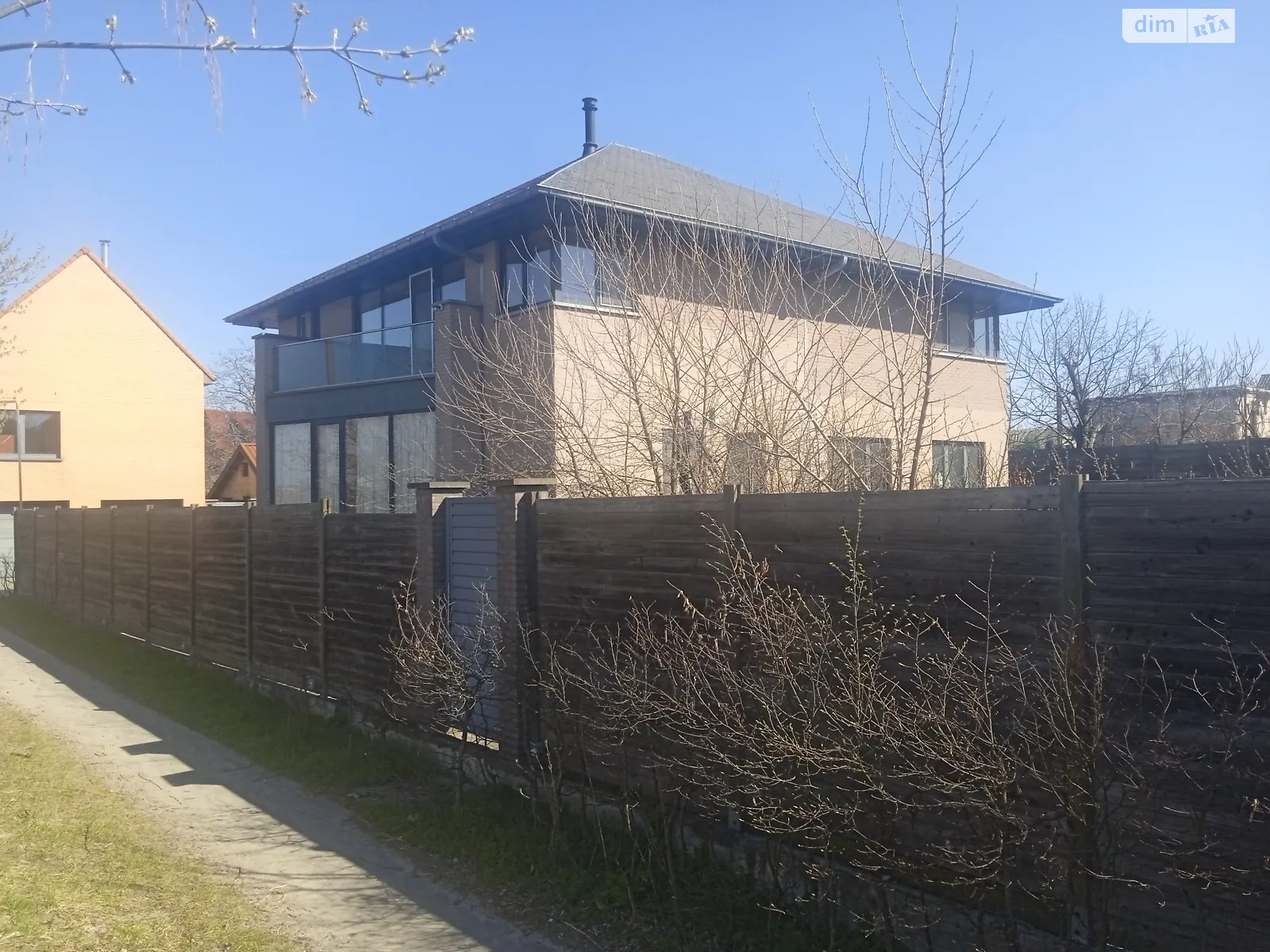 Сдается в аренду дом на 2 этажа 350 кв. м с мансардой, цена: 3300 $ - фото 1