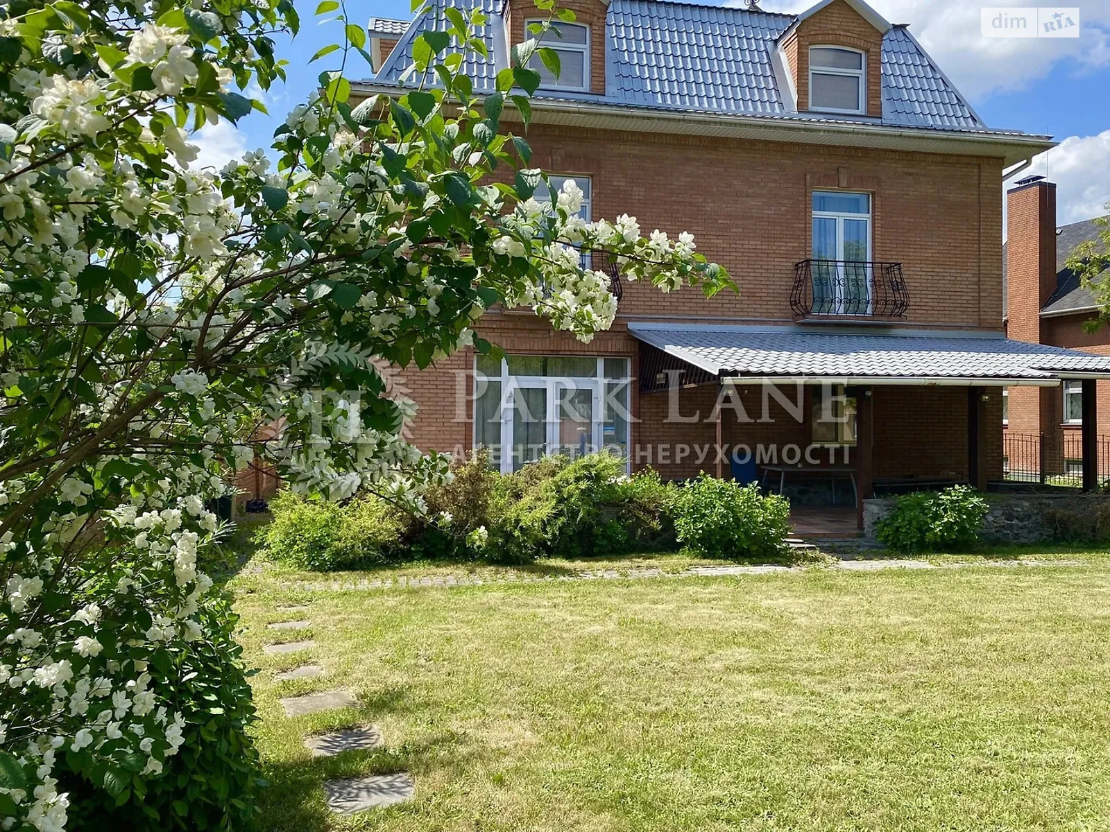 Сдается в аренду дом на 3 этажа 438.3 кв. м с мебелью, цена: 4000 $ - фото 1