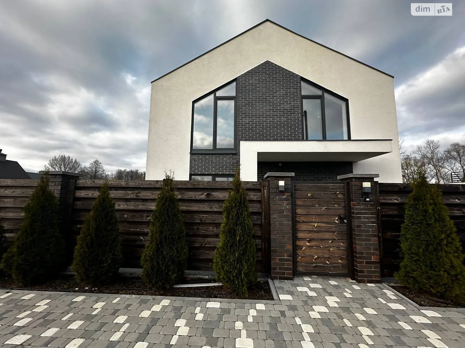 Продается дом на 2 этажа 140 кв. м с садом, цена: 170000 $ - фото 1