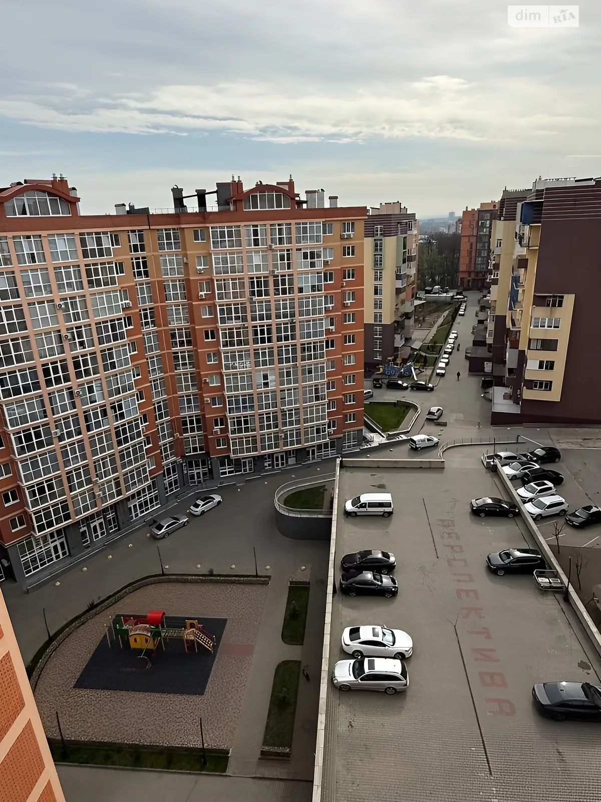 Продається 3-кімнатна квартира 106.8 кв. м у Чернівцях, вул. Рівненська, 12Б - фото 1